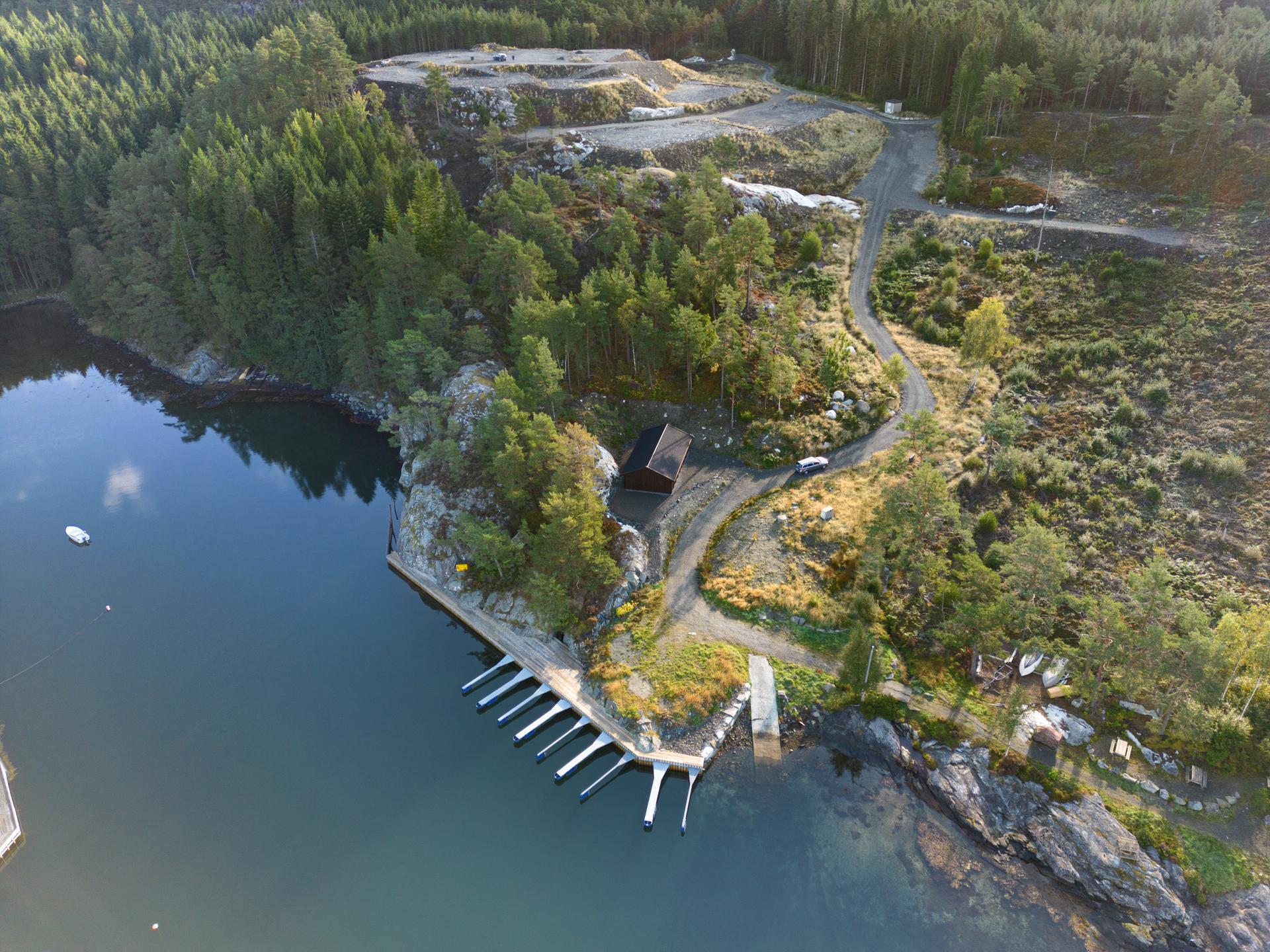 Tomtene ligger svært fint til, nær sjøen og båtplassene. Bilde nummer 3 av 3