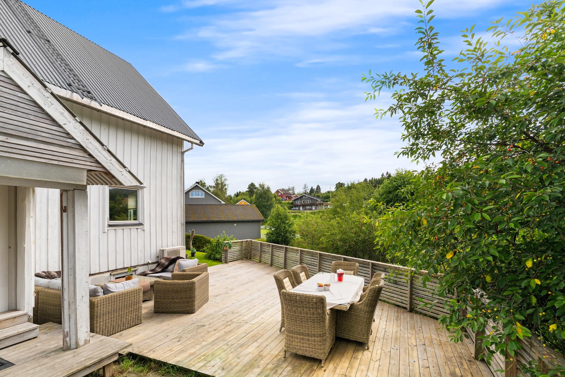 Stor, solrik terrasse fra 2019 med god plass til sittegrupper, grill og ønsket utemøblement. . Bilde nummer 2 av 3
