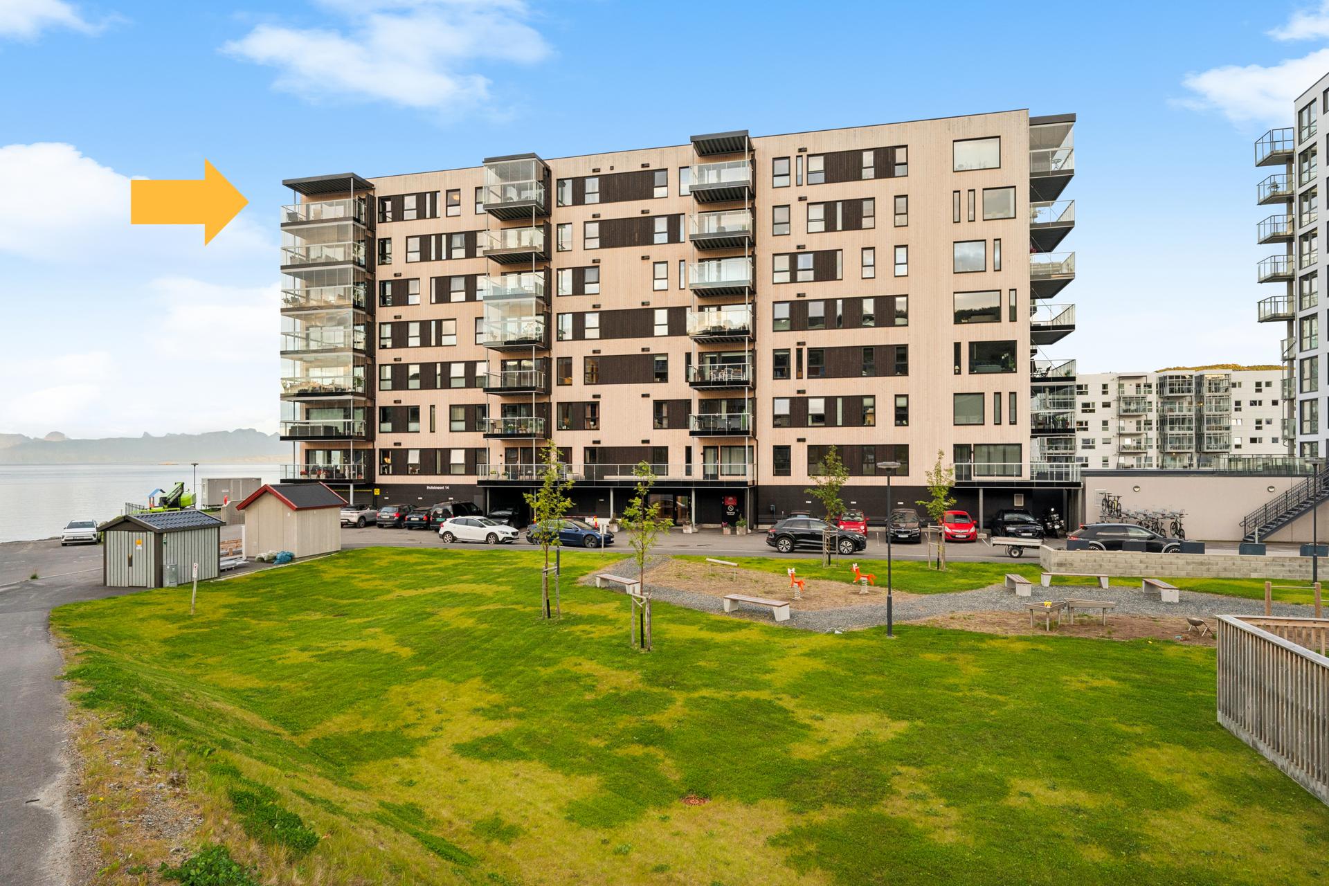 EiendomsMegler1 v/Christer Aabø har gleden av å presentere denne flotte topp/hjørneleiligheten på Pynten - Holstneset 14.
Foto: EFKT.. Bilde nummer 1 av 3