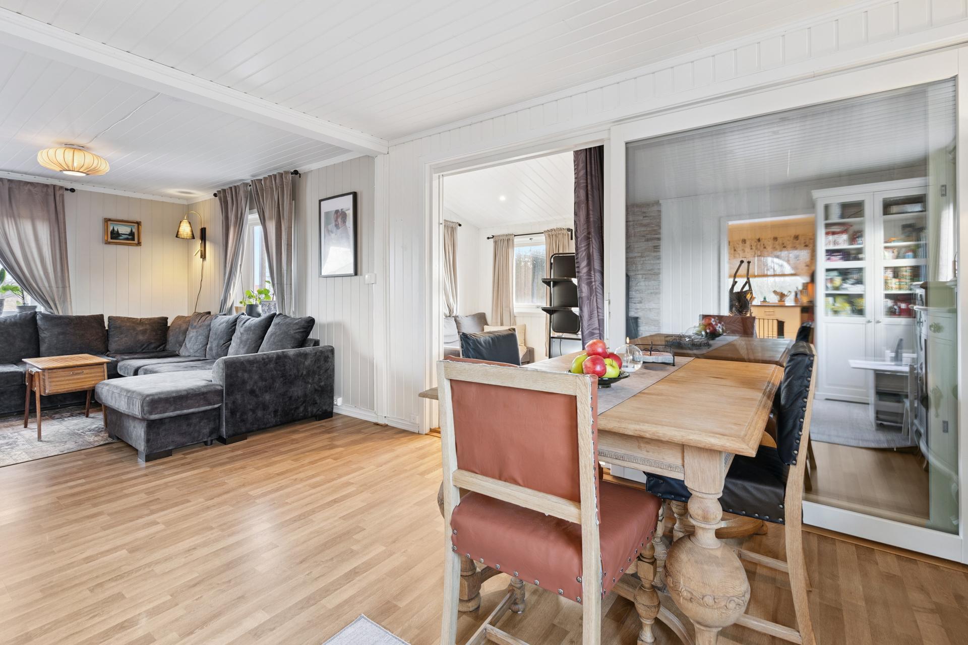 I tilknytning til stuen er det god plass til en egen spisegruppe.. Bilde nummer 3 av 3