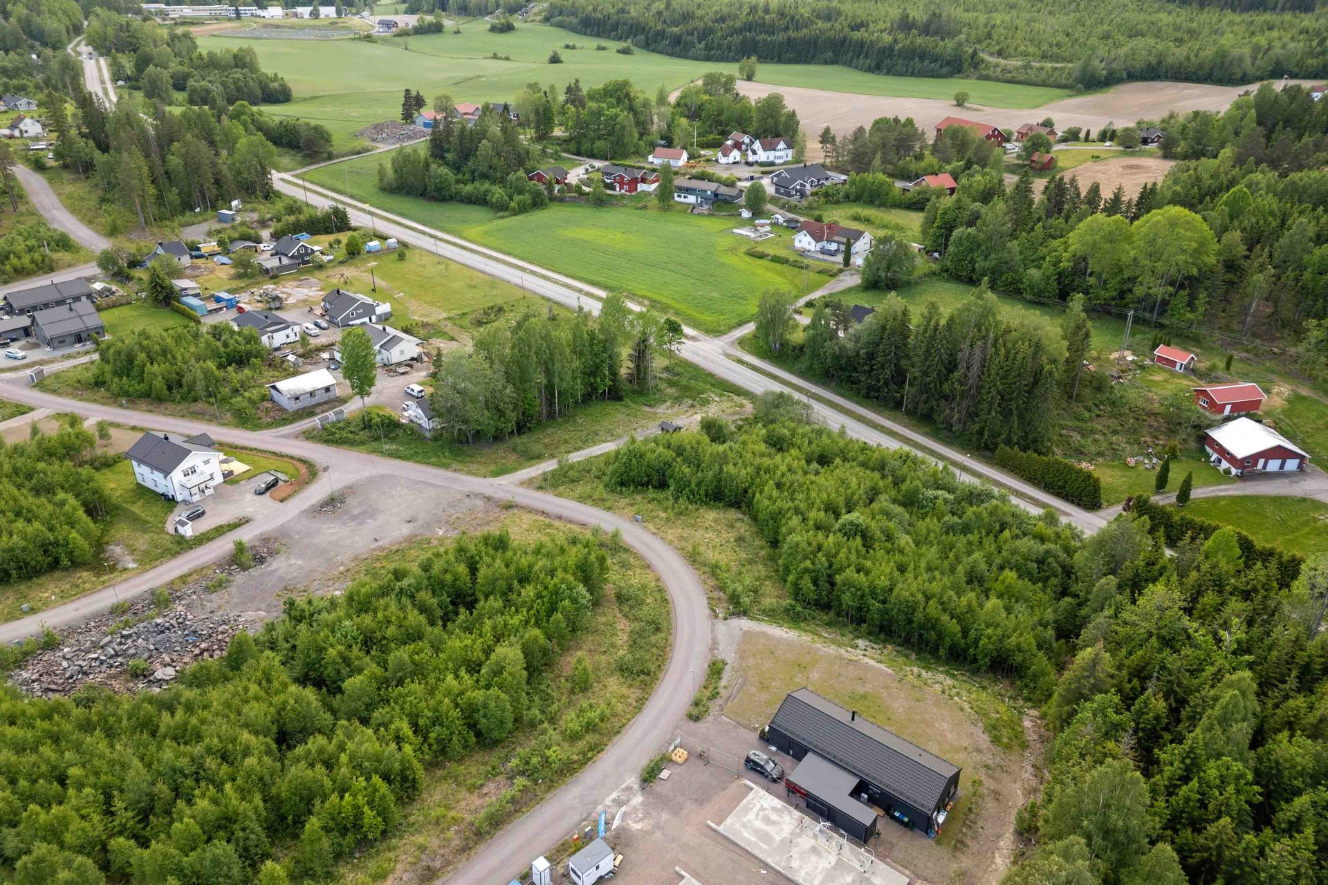 Tomtene ligger vakkert til i landlige omgivelser, samtidig som du har alt av fasiliteter i nærheten. .jpg. Bilde nummer 2 av 3
