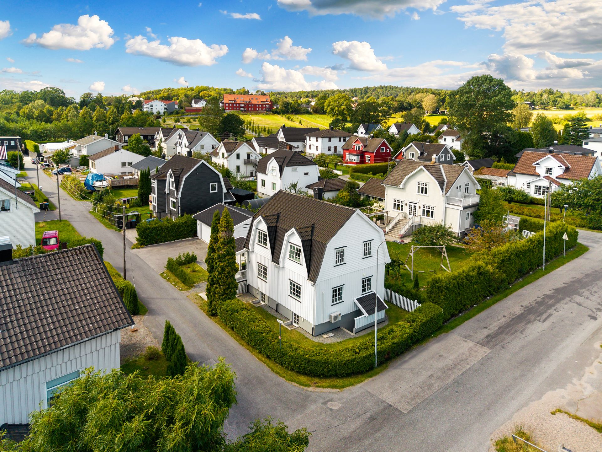 Boligen kan skilte med en nydelig beliggenhet på en solrik hjørnetomt, perfekt for utehygge og familieliv.. Bilde nummer 1 av 3