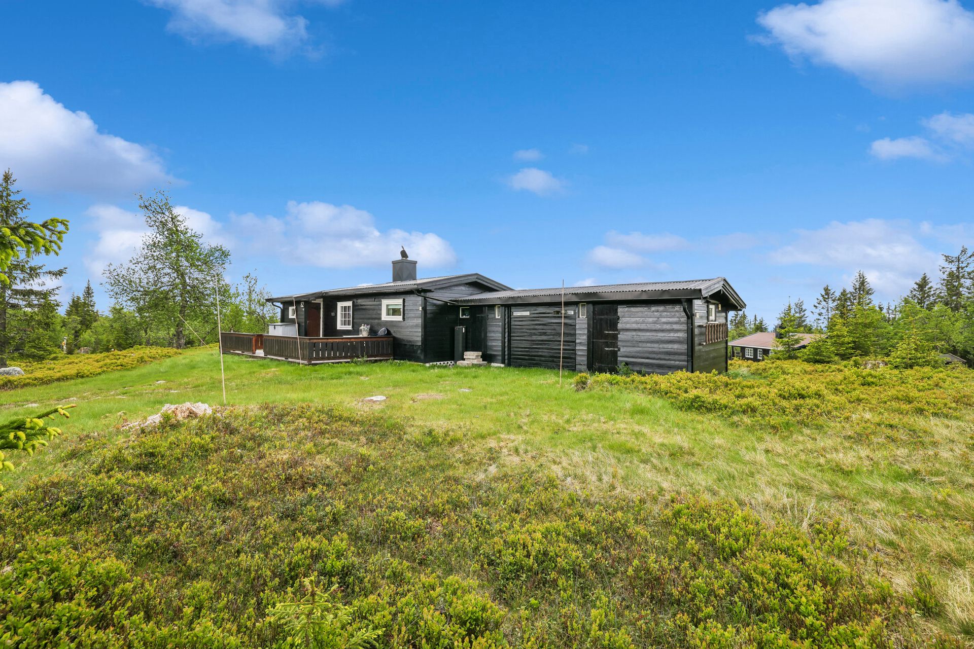 Eiendommen ligger i et etablert hytteområde med umiddelbar nærhet til naturen og et rikt friluftsliv.. Bilde nummer 2 av 3