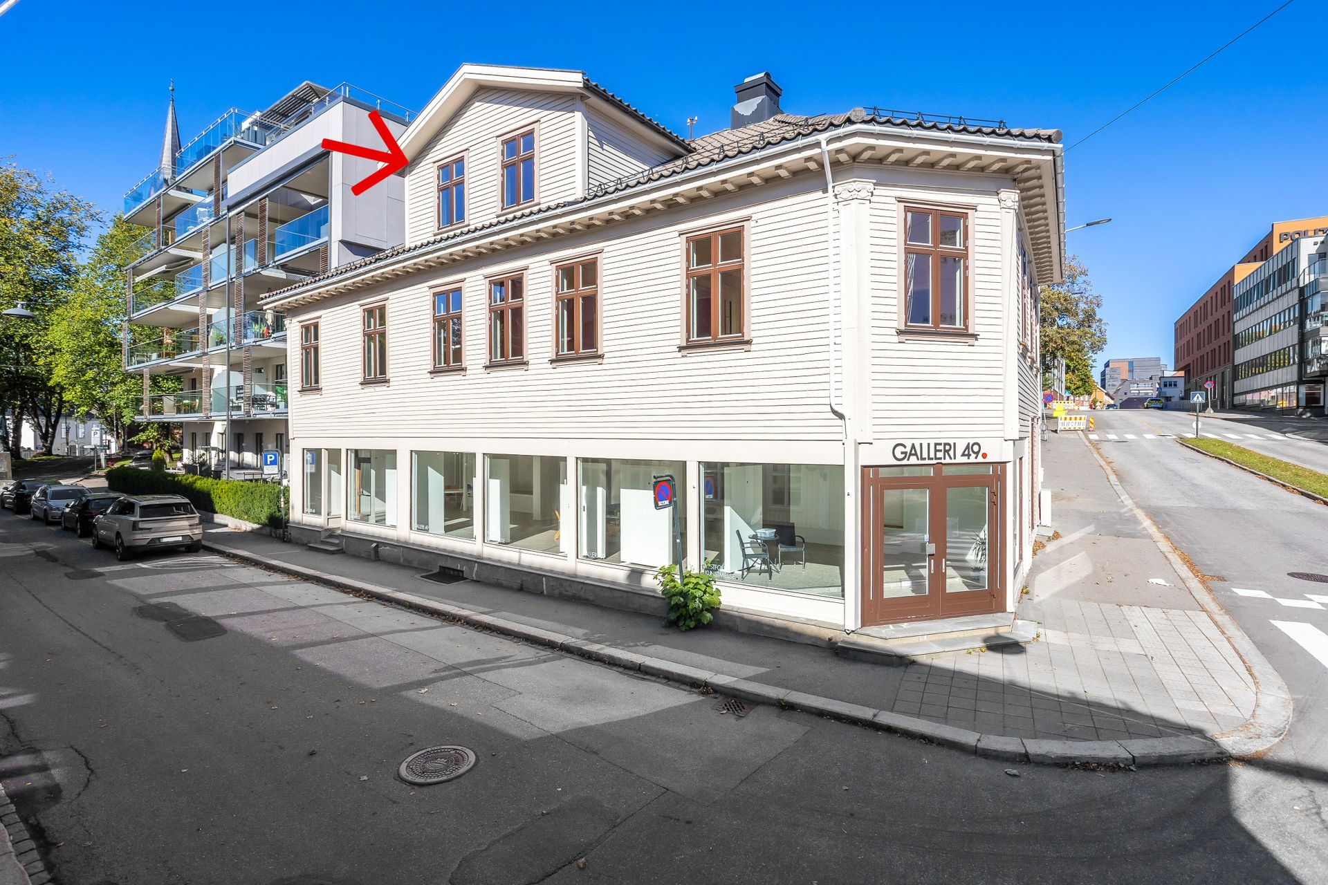 Bygården rommer tre boligseksjoner og et næringslokale.. Bilde nummer 2 av 3