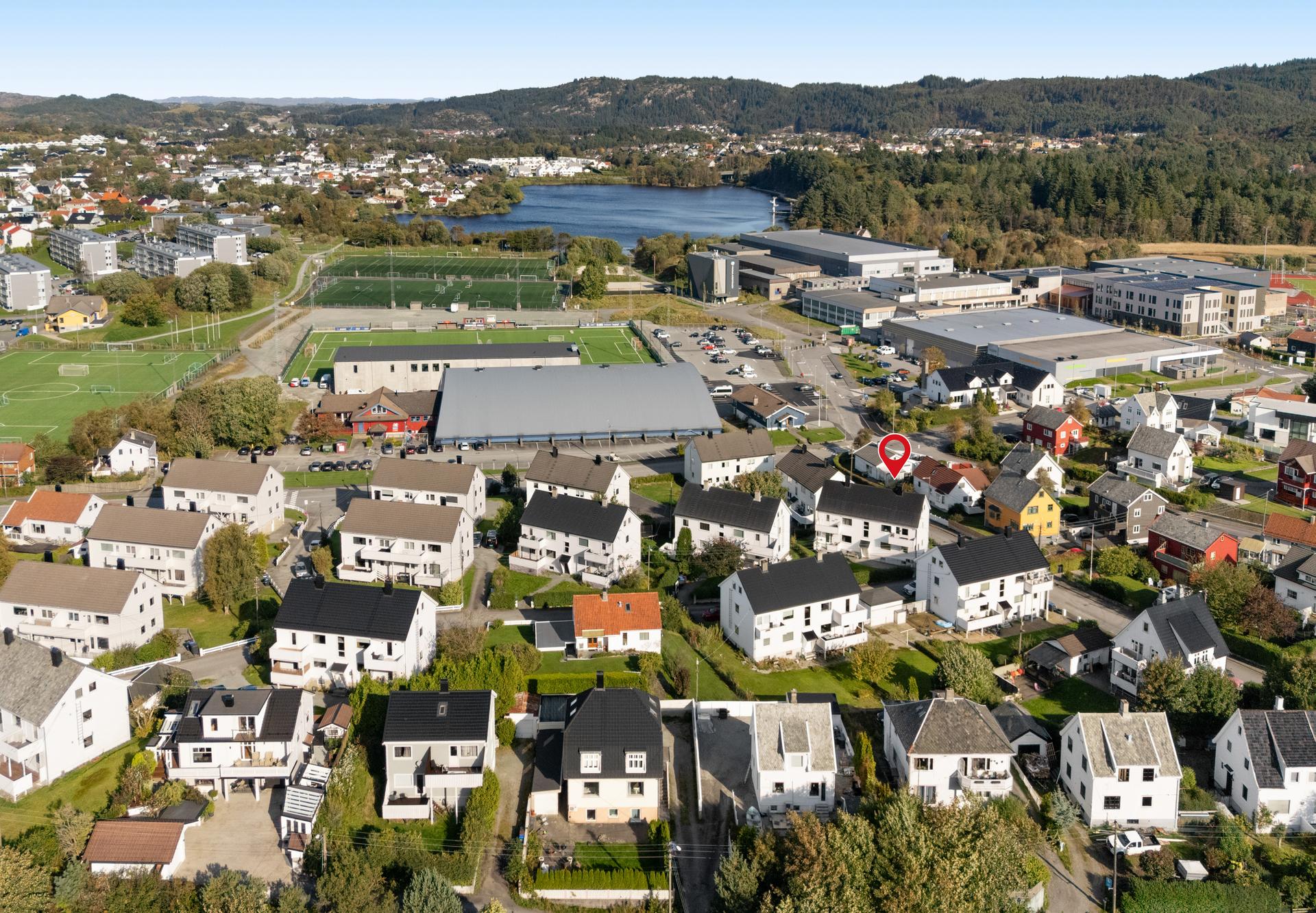 Aksjeleilighet over ett plan med terrasse, like ved Haraldsvang og idrettsanleggene ved Skeisvatnet.. Bilde nummer 2 av 3