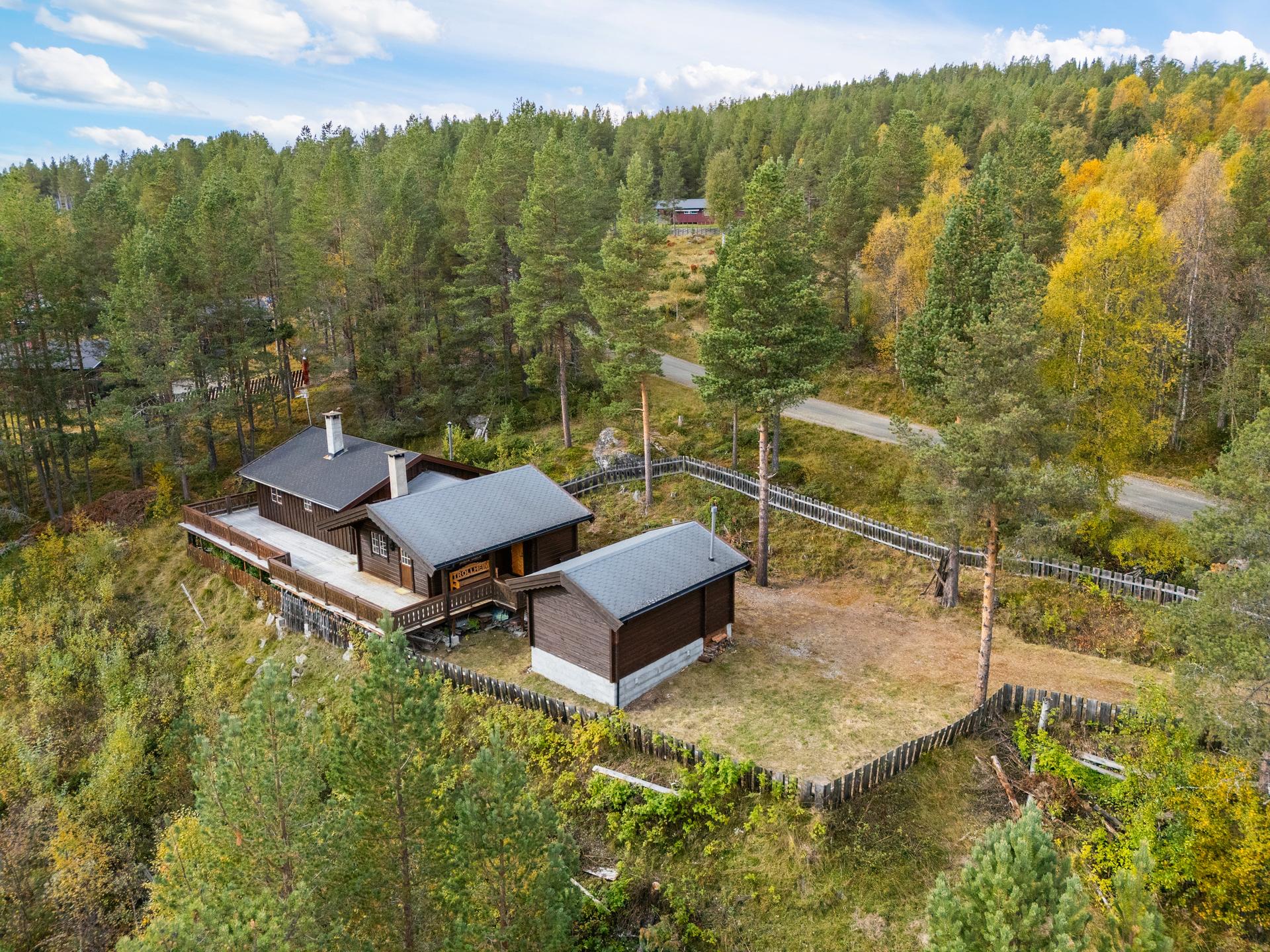 Ligger fint til på romslig eiertomt i et rolig område med spredt hyttebebyggelse. . Bilde nummer 3 av 3