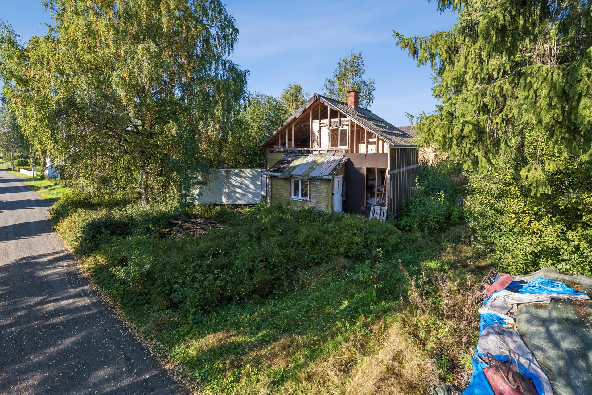 Boligen er et totalt renoveringsobjekt med et betydelig omfang av feil, mangler og skader.. Bilde nummer 2 av 3