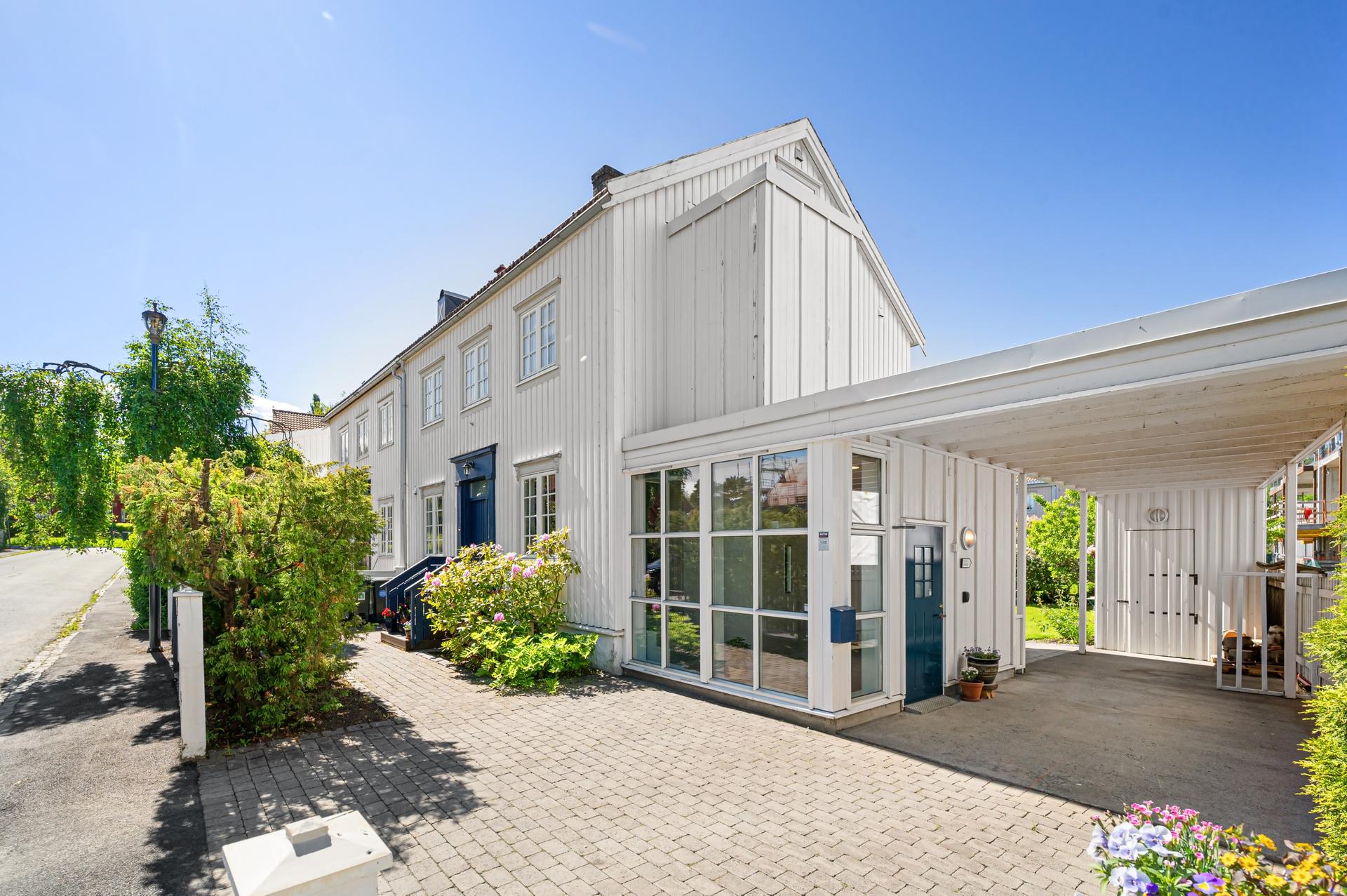 Boligen ligger populært til på Øya og byr på store oppholdsrom, idyllisk hageområde og flere biloppstillingsplasser. . Bilde nummer 2 av 3