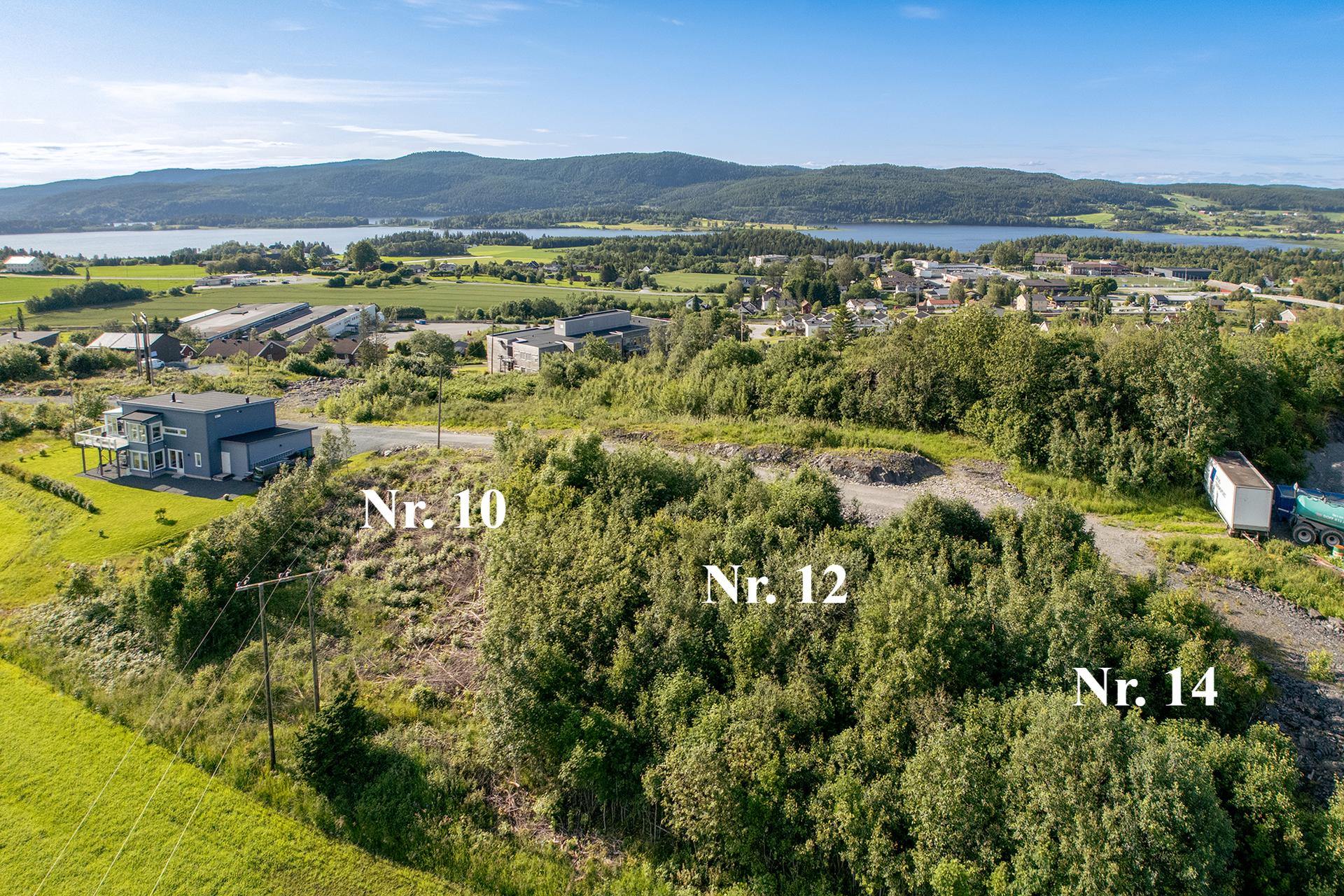 Eneboligtomtene er av god størrelse og har svært flott utsikt mot Hammervatnet og sentrum av Åsen. De ledige boligtomtene i Kalkryggen 10, 12 og 14 ligger ved siden av hverandre tilbaketrukket i enden av veien "Kalkryggen". . Bilde nummer 2 av 3