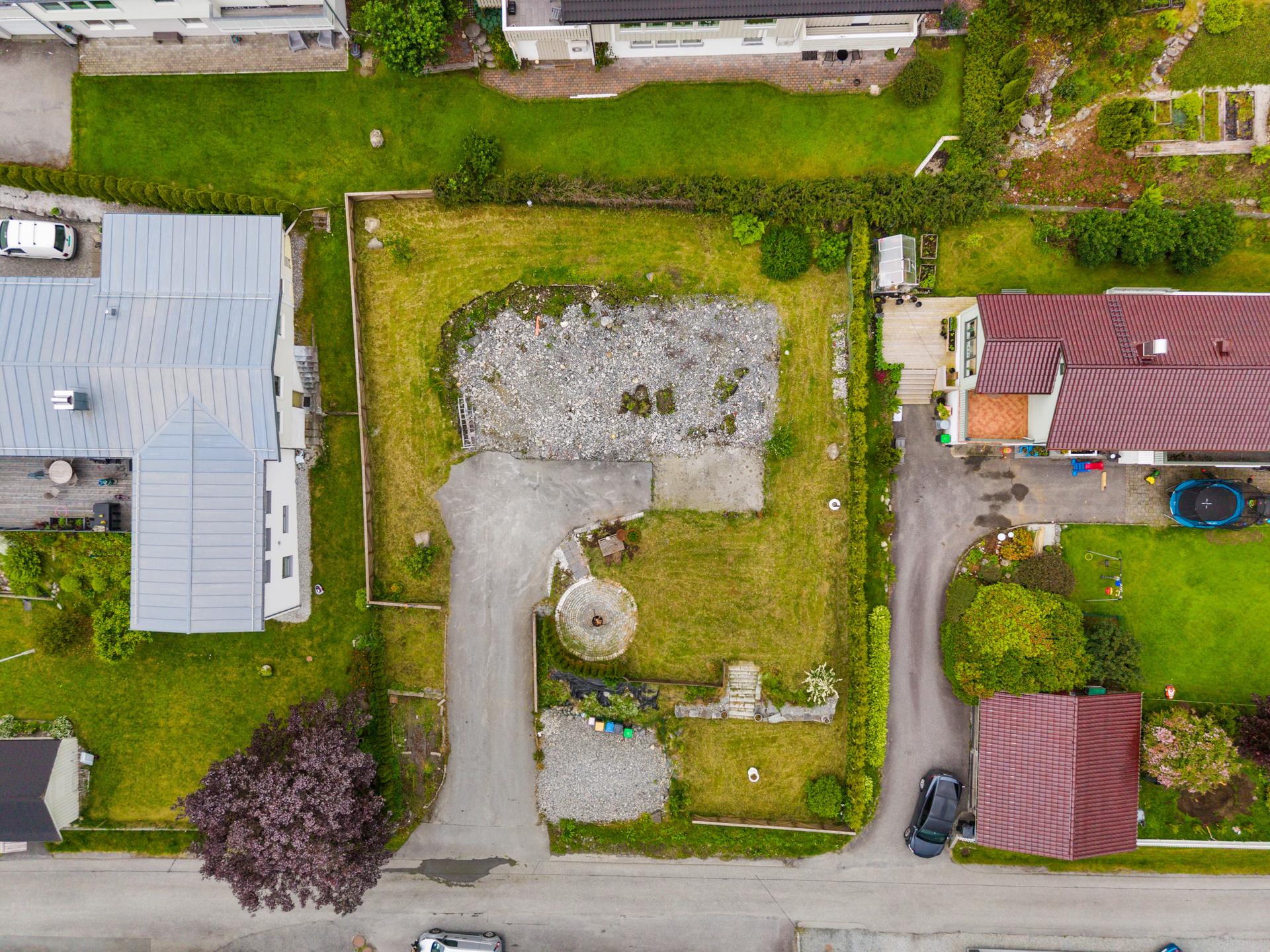 Tomten er tidligere bebygd og fremstår som et spennende utgangspunkt for oppføring av ny bolig. Bilde nummer 3 av 3