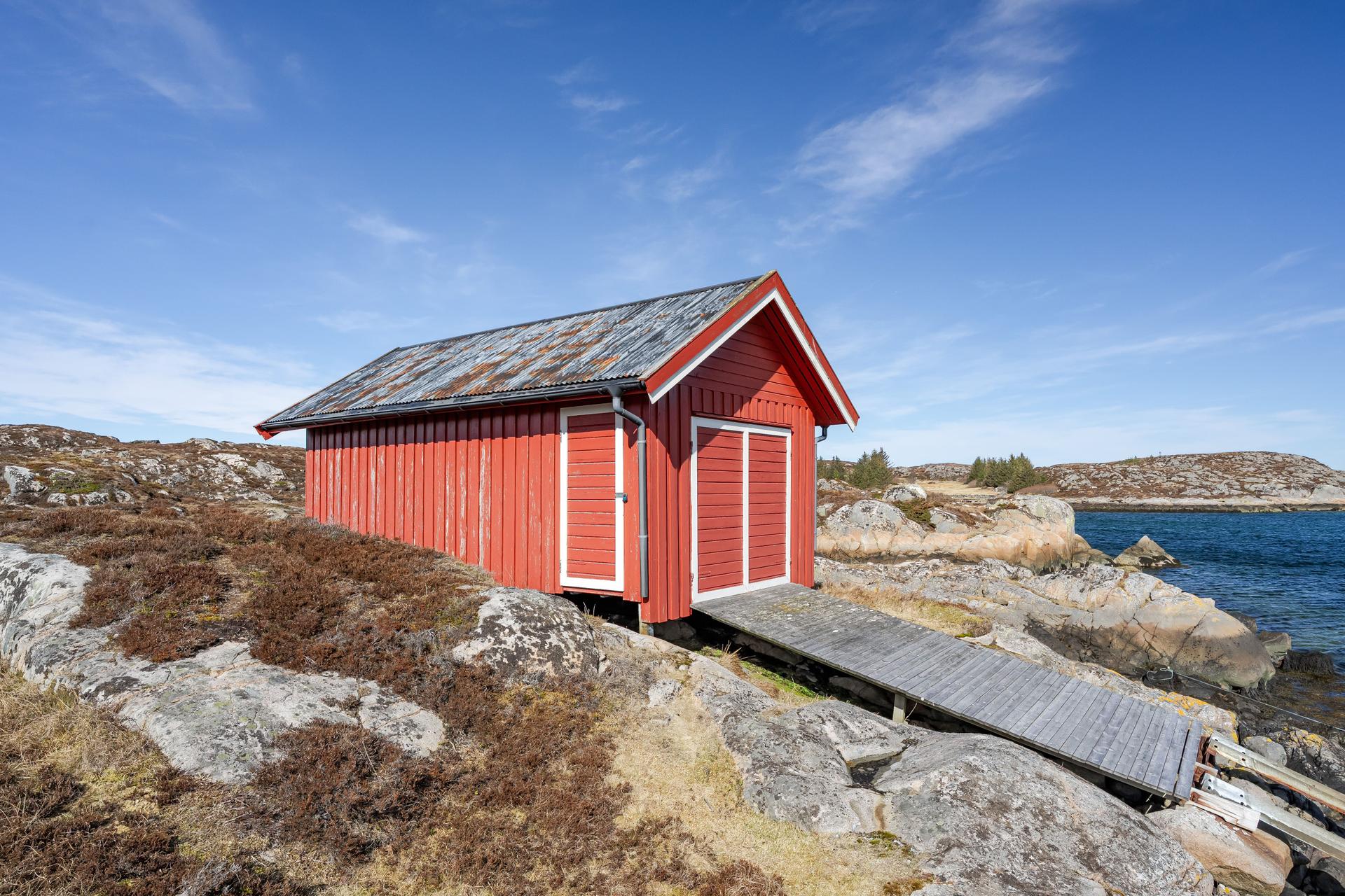 Naustet som medfølger er på ca. 23 kvm. og ligger ca. 200 meter fra eiendommen. Bilde nummer 3 av 3