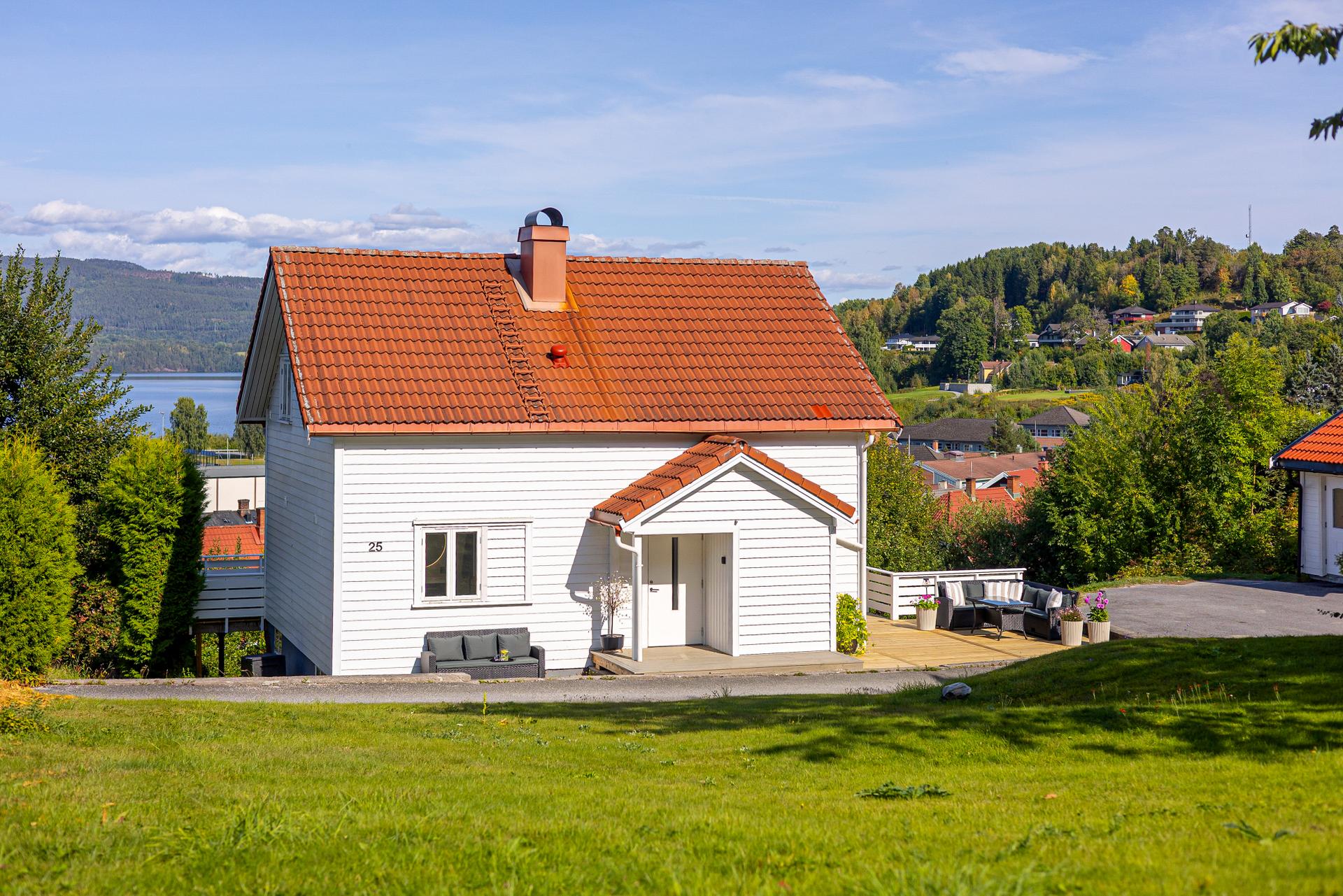 EiendomsMegler1 ved Patrick Gulmælæ ønsker velkommen til Pilerødvegen 25!               Foto Inbovi . Bilde nummer 1 av 3