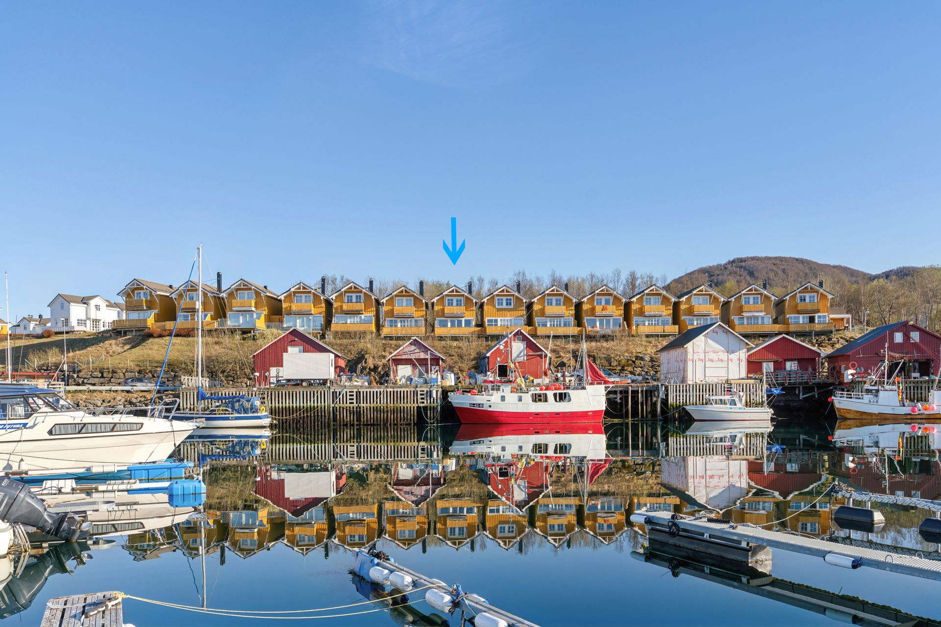 Velkommen til Sjyhaugen 48! En gjennomført rorbu med umiddelbar nærhet til sjøen og et levende havnemiljø.
Foto: EFKT. Bilde nummer 1 av 3