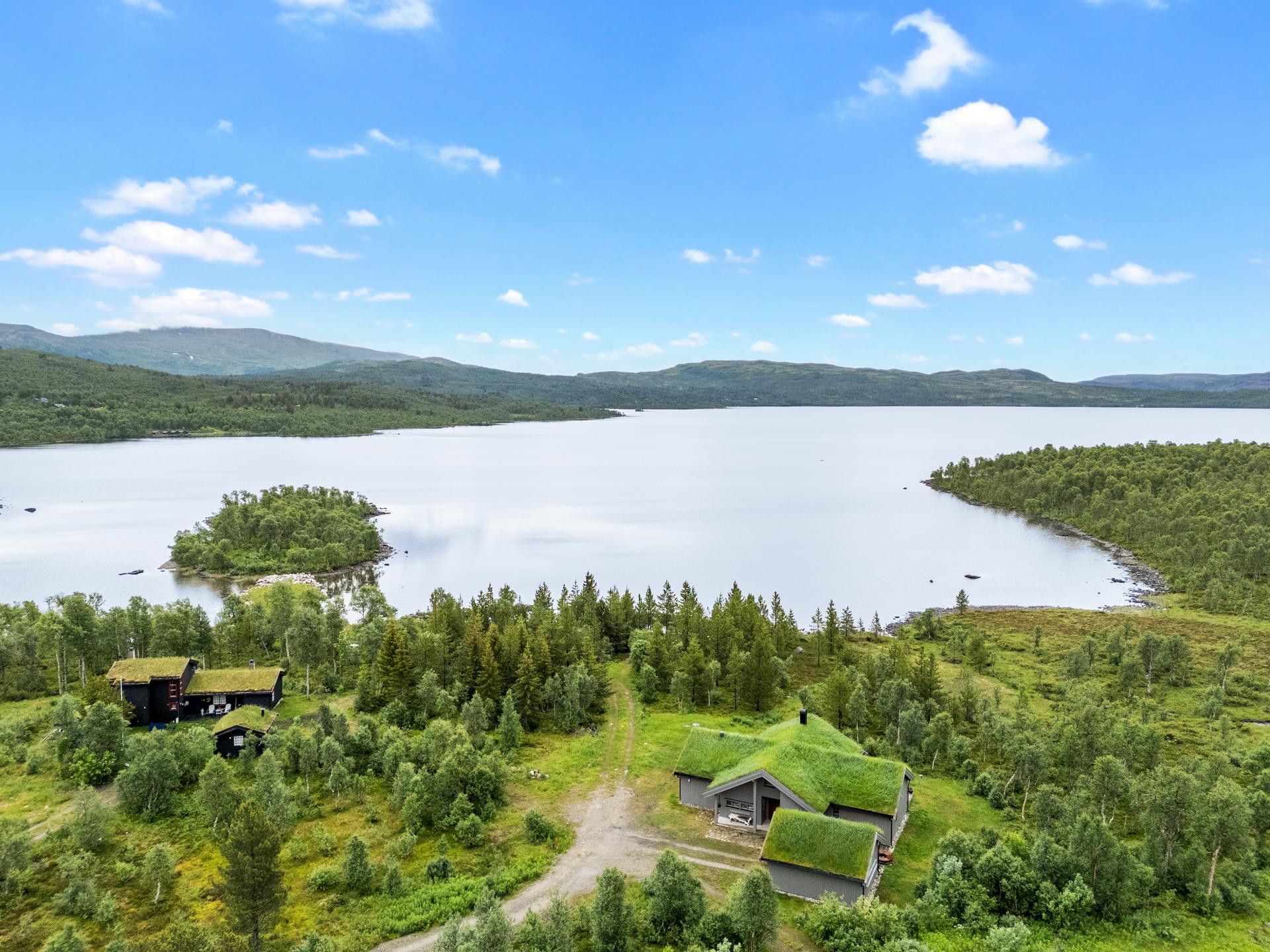 Fra eiendommen er det ca. 70 meter ned til sjøen med muligheter for blant annet bading og fiske!. Bilde nummer 3 av 3