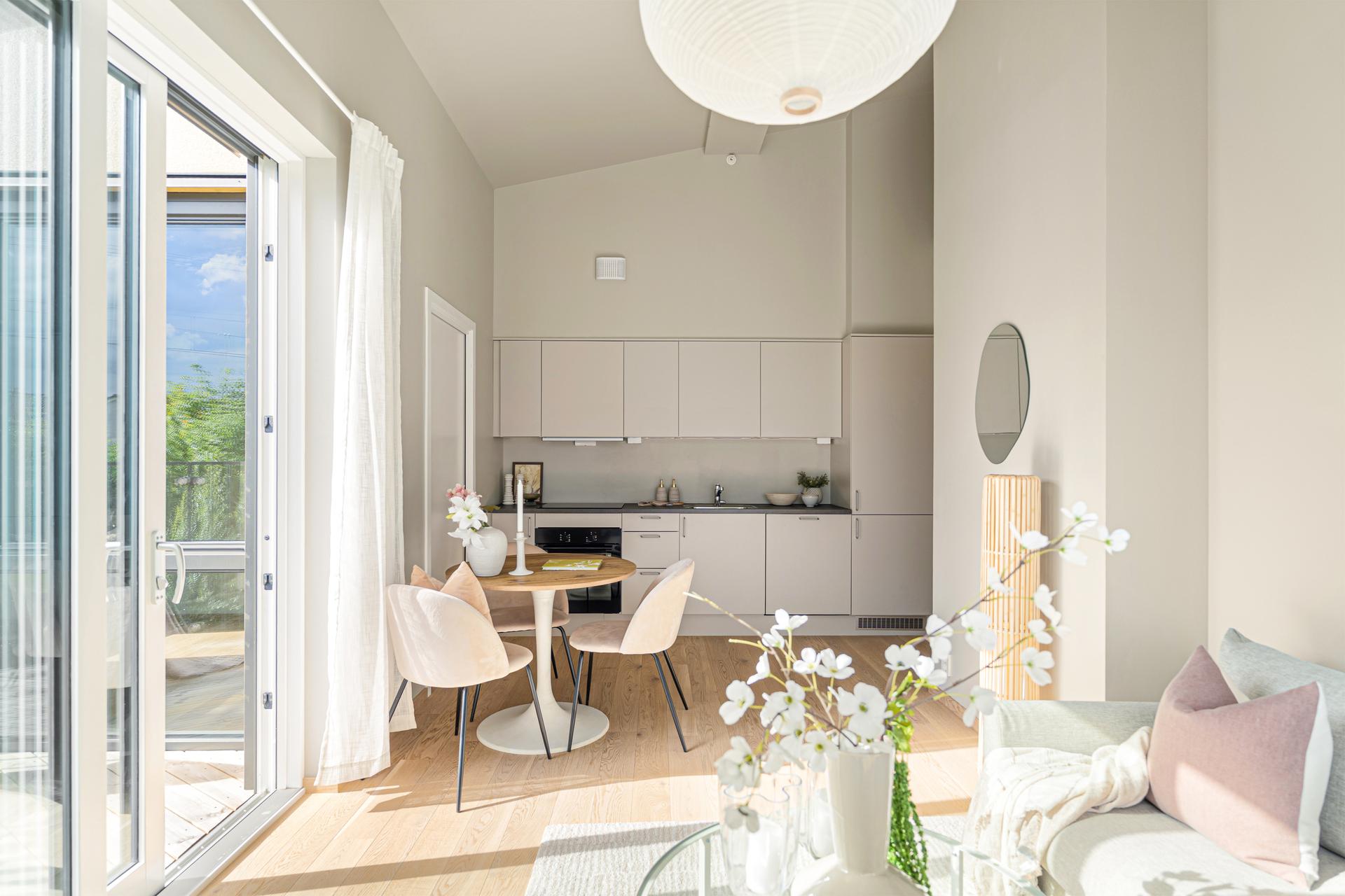 Beliggenheten i toppetasjen gir en fantastisk takhøyde som virkelig setter preg på boligen og bidrar til en luftig, moderne og særegen atmosfære.. Bilde nummer 2 av 3