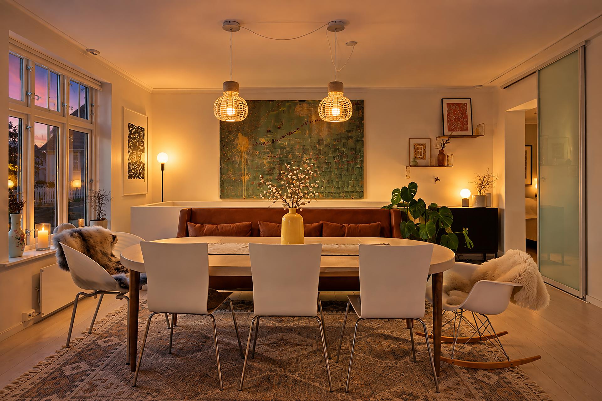 Kveldsstemning i spisestuen med lune lysforhold.. Bilde nummer 3 av 3