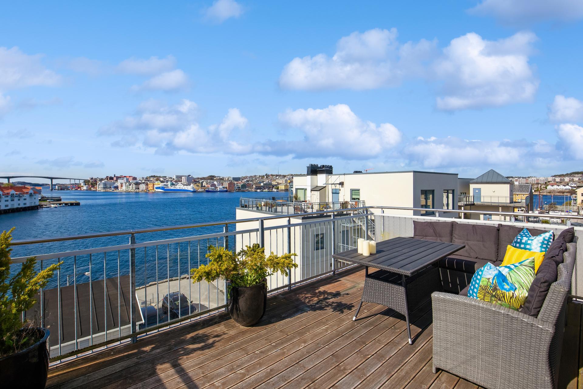 Terrasse med nydelig utsikt over havna.. Bilde nummer 3 av 3
