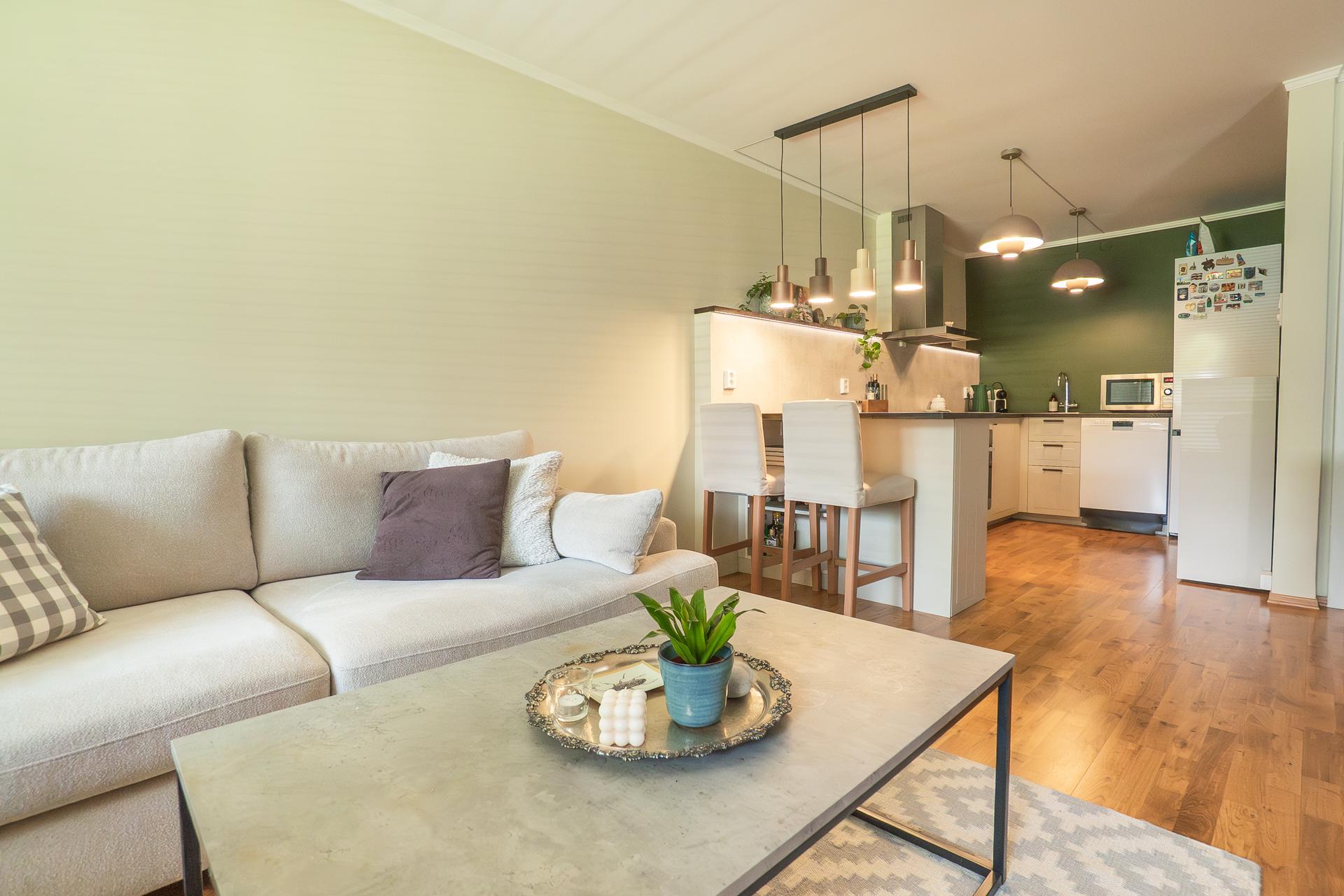 Fra stuen er det utgang til en syd/vestvendt balkong på 7 m².. Bilde nummer 3 av 3