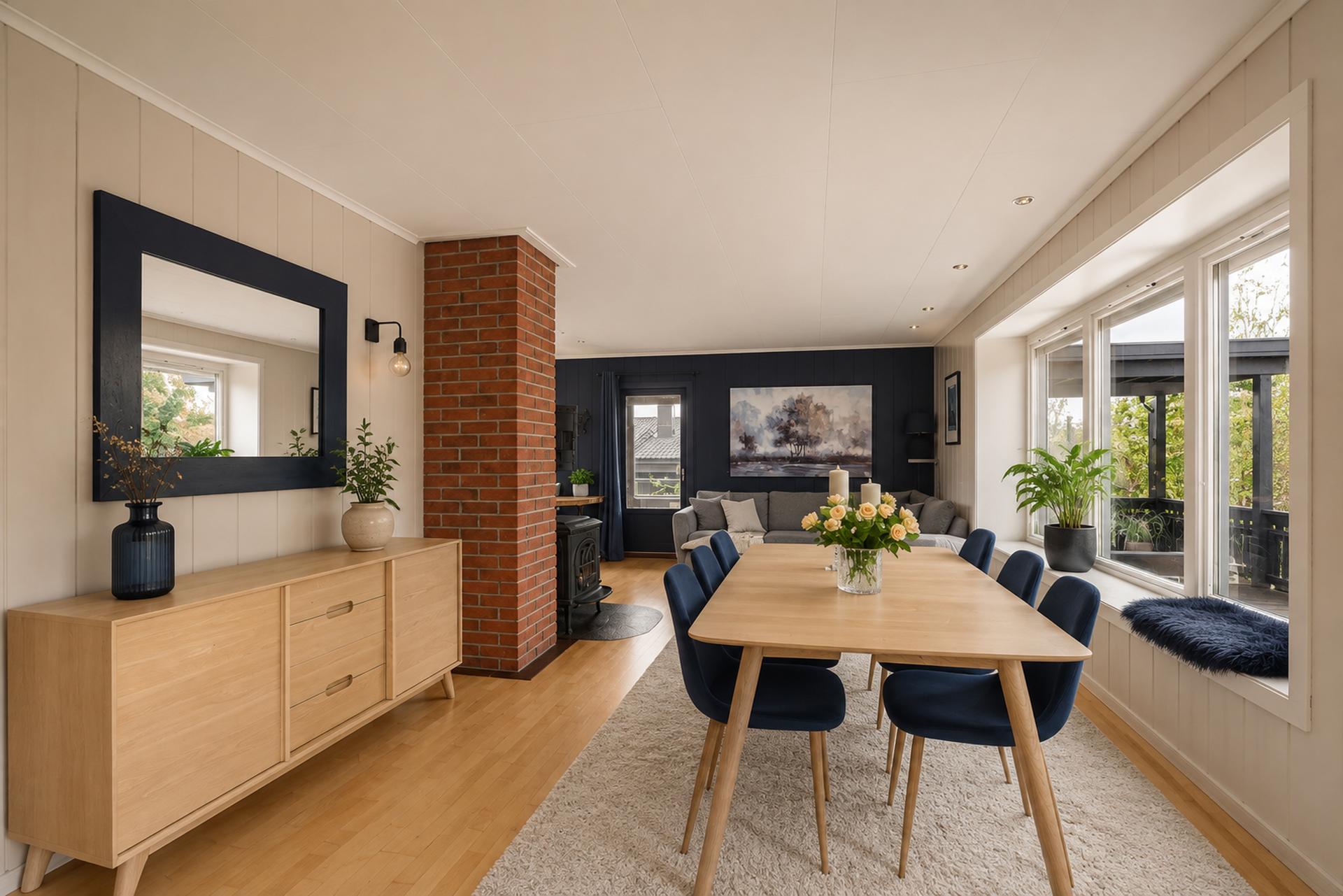 Stuen har god plass til både en romslig spisestue og en separat sofagruppe.. Bilde nummer 1 av 3