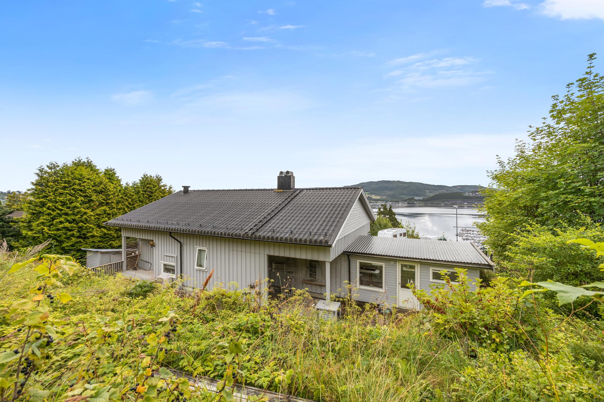 Boligen ligger høyt i Bogen med god utsikt over Steinkjer sentrum og fjorden. . Bilde nummer 2 av 3