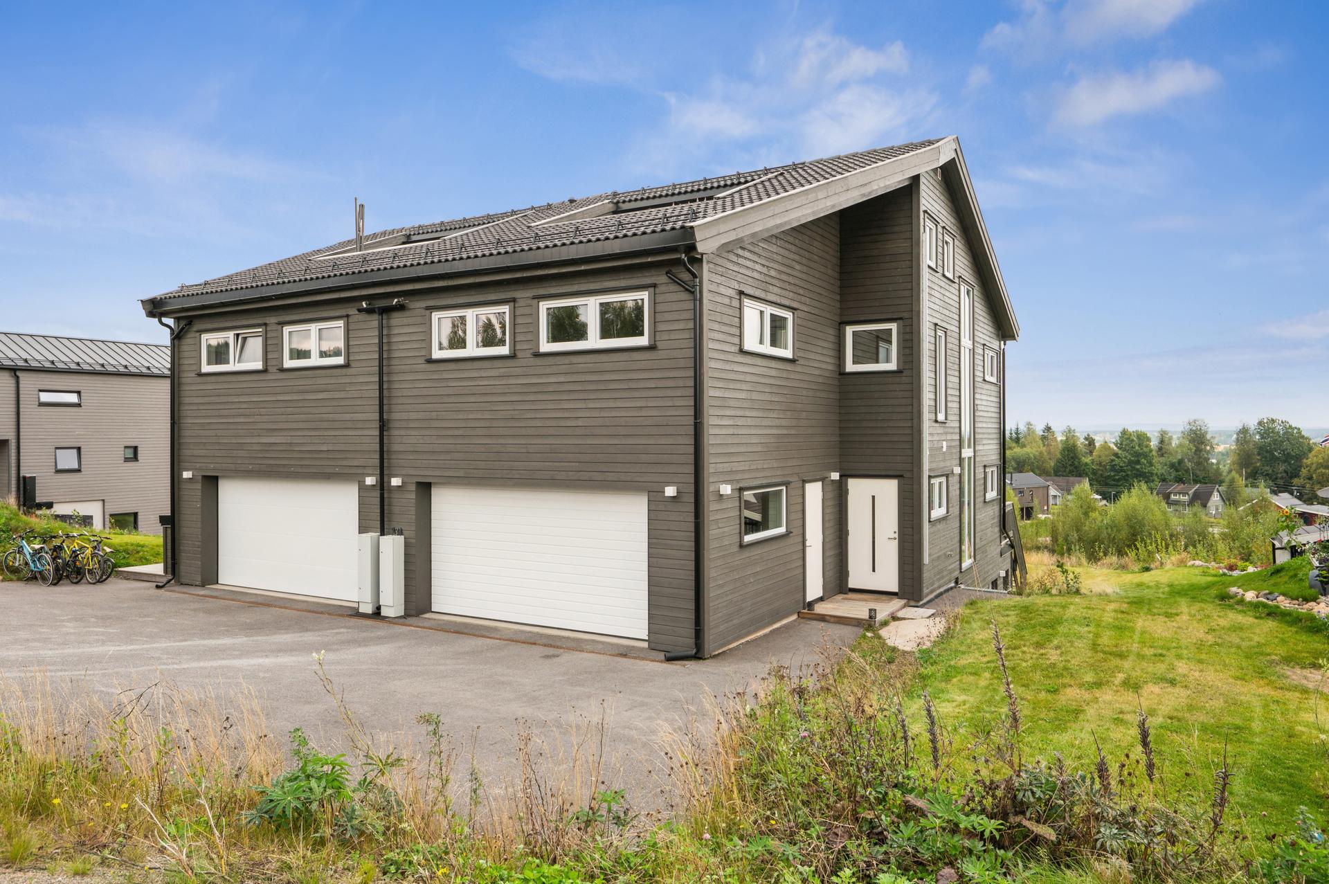 Fåmyrsrøet 13A ligger i Åsgreina, et rolig og naturnært område i Nannestad kommune. Boligen har fin integrert garasje.. Bilde nummer 2 av 3