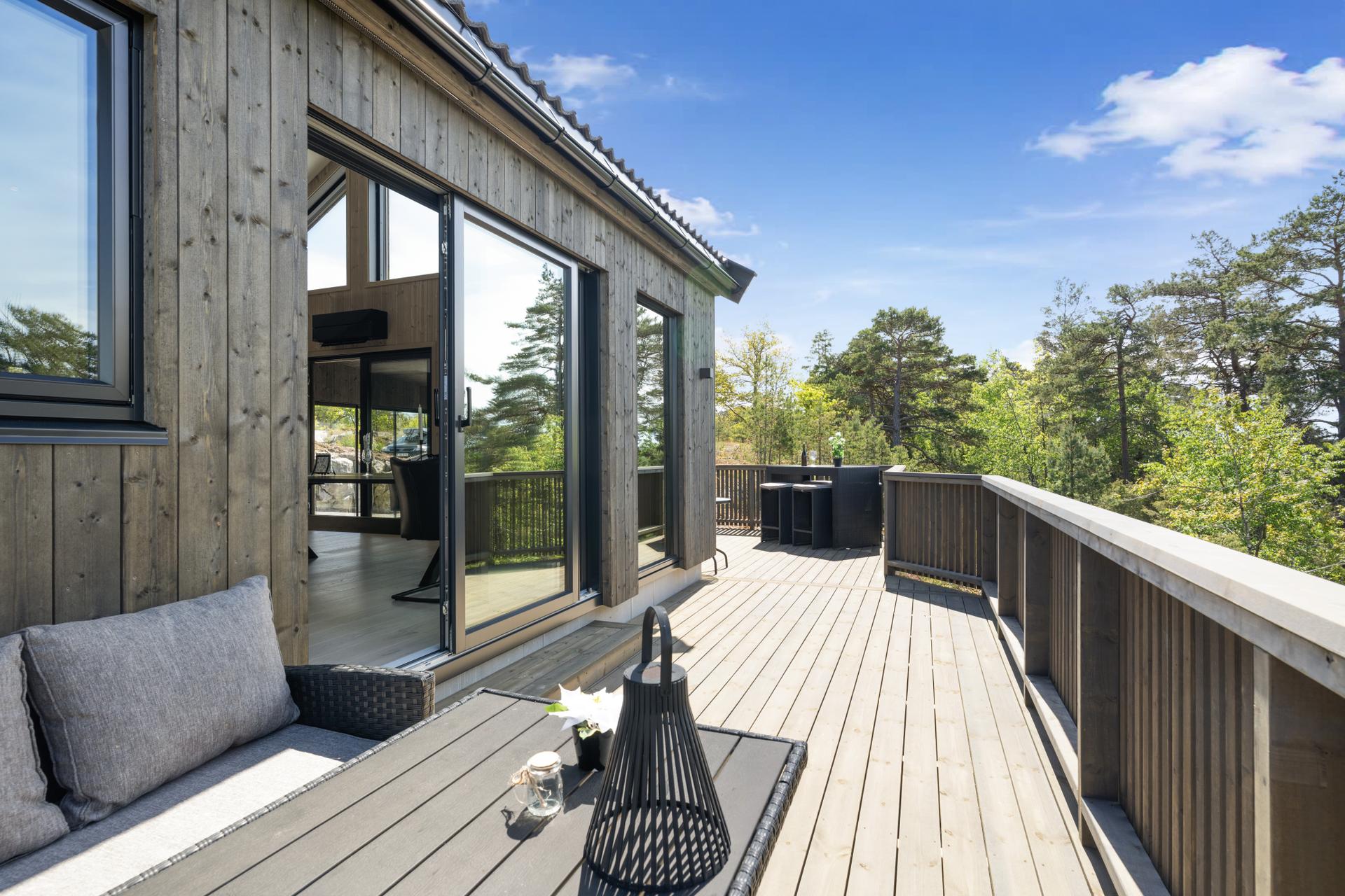 Uteområdet er en naturtomt som omkranser hytta.. Bilde nummer 2 av 3