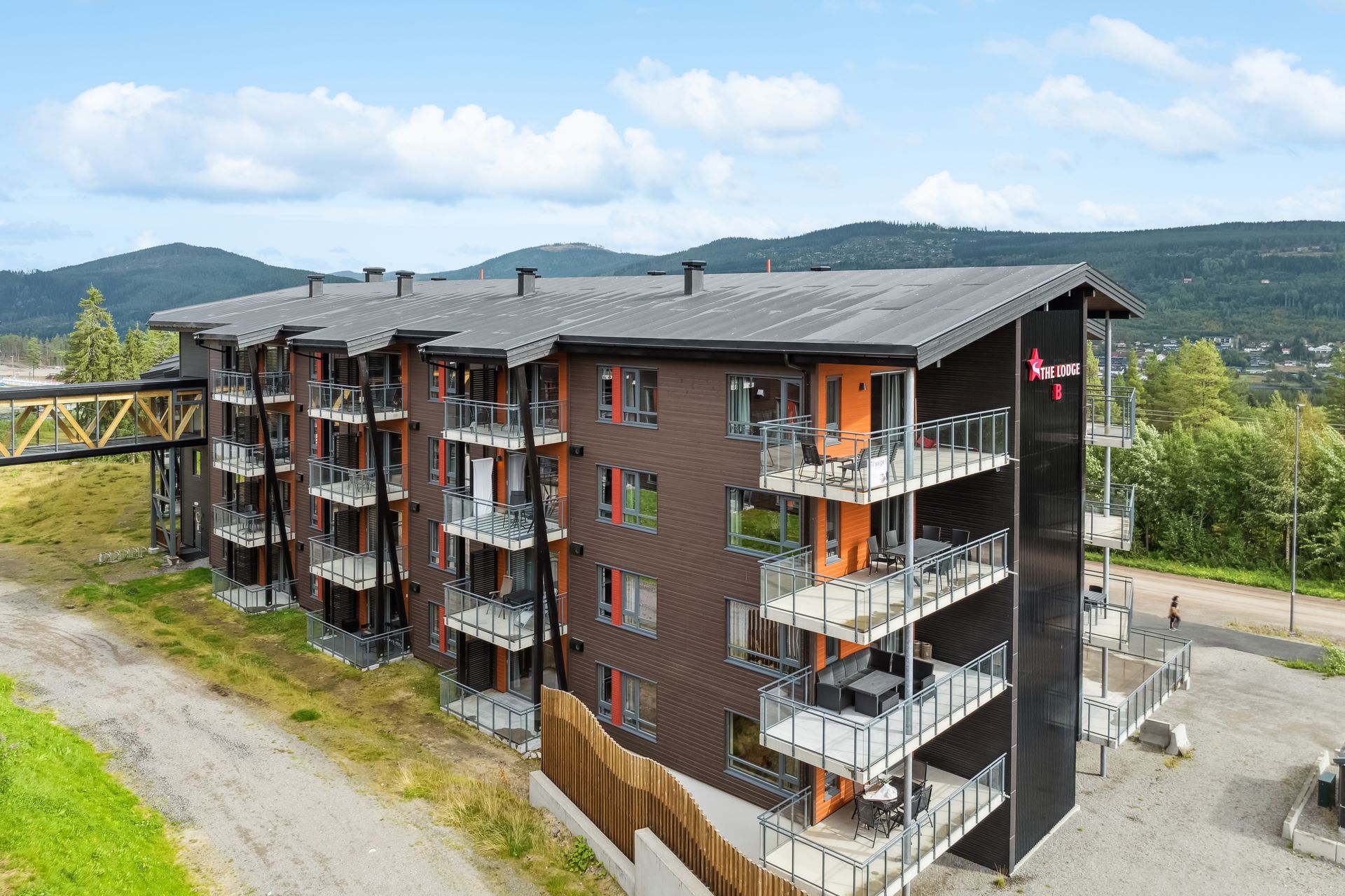 Leiligheten har vestvendt balkong. Skiløype på veien foran bygget om vinteren.. Bilde nummer 2 av 3