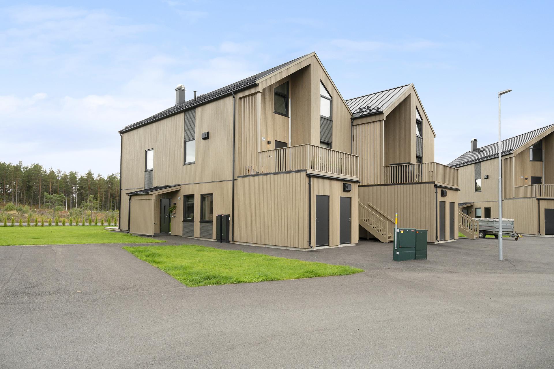 Boligen disponerer parkering i carport med elbillader samt ekstern sportsbod.. Bilde nummer 2 av 3