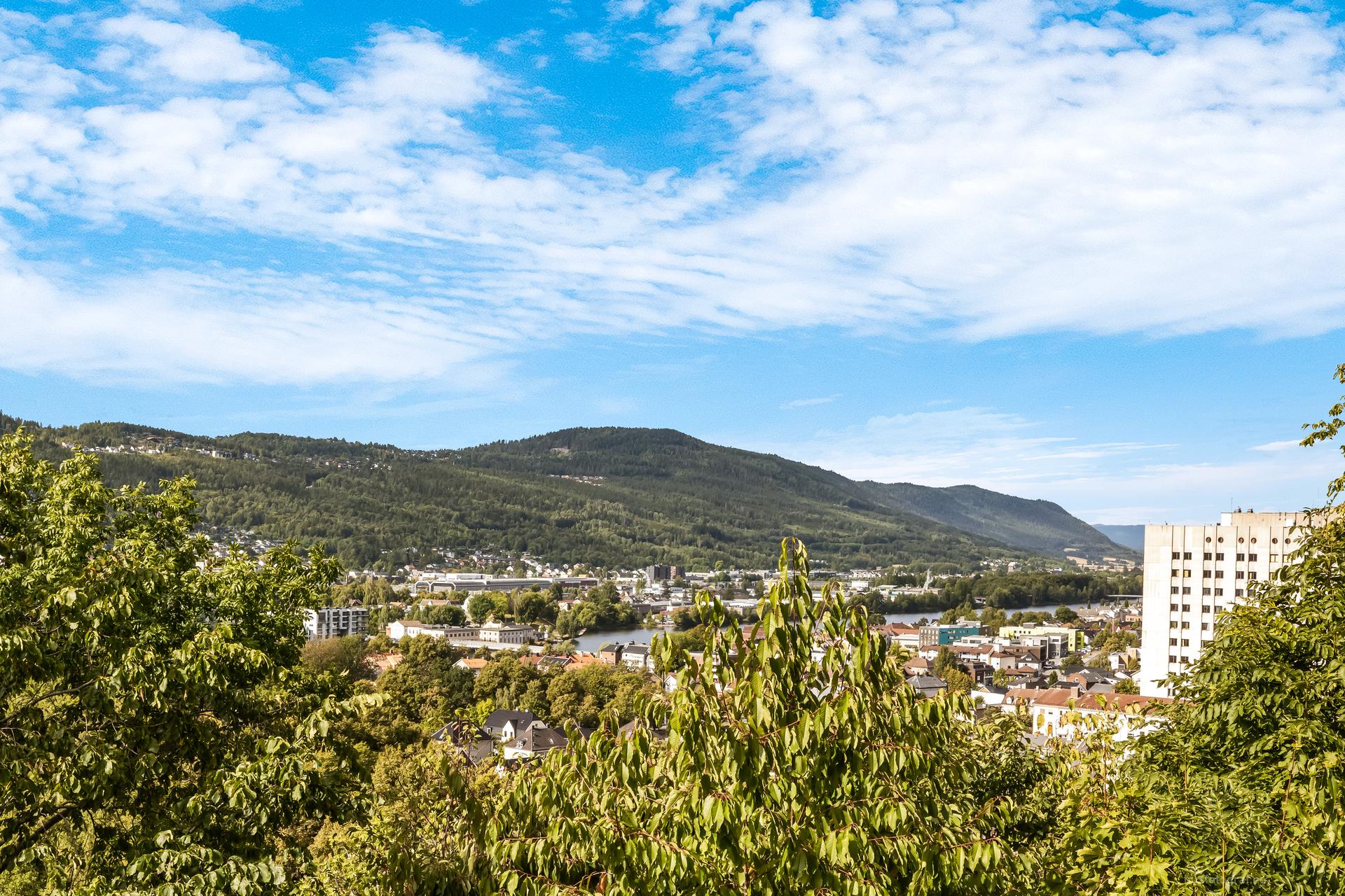 Utsikten strekker seg over hele Drammen sentrum, elven og åsene rundt.. Bilde nummer 3 av 3