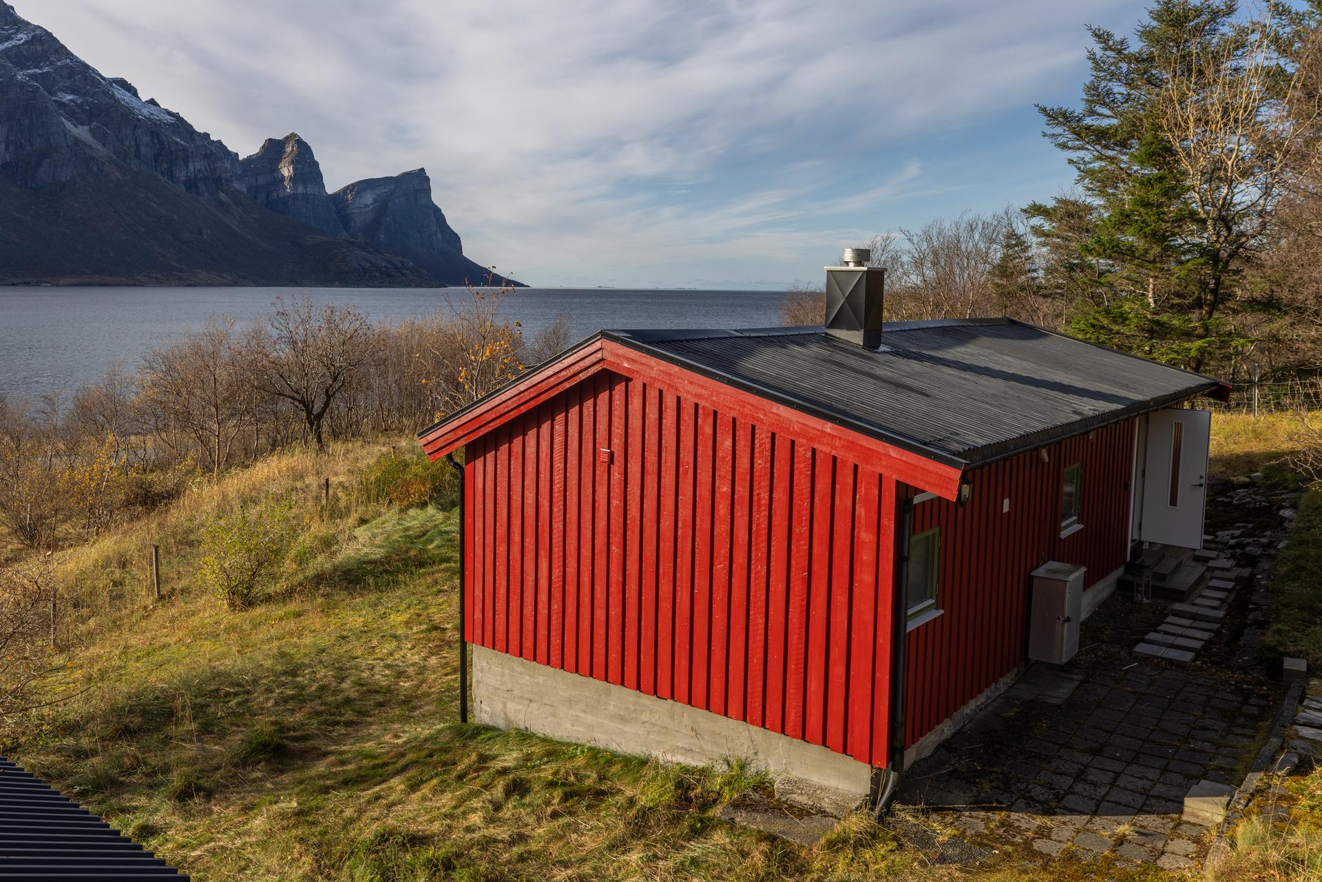 Eiendommen består av hytte, naust/anneks, bod og bod med utedo. . Bilde nummer 3 av 3