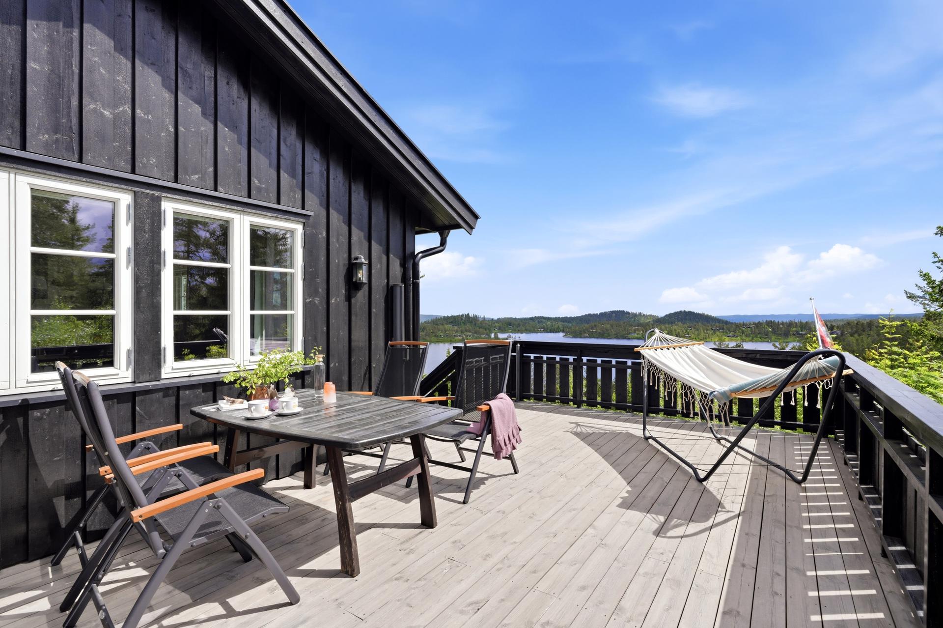 En stor terrasse på ca. 30 kvm. og oppført i 2016. Et yndig sted å ta morgenkaffen.. Bilde nummer 3 av 3