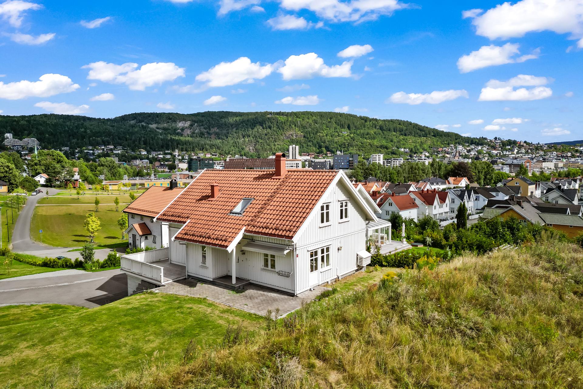 Eiendommen ligger høyt og fritt med gode utsiktsforhold.. Bilde nummer 2 av 3