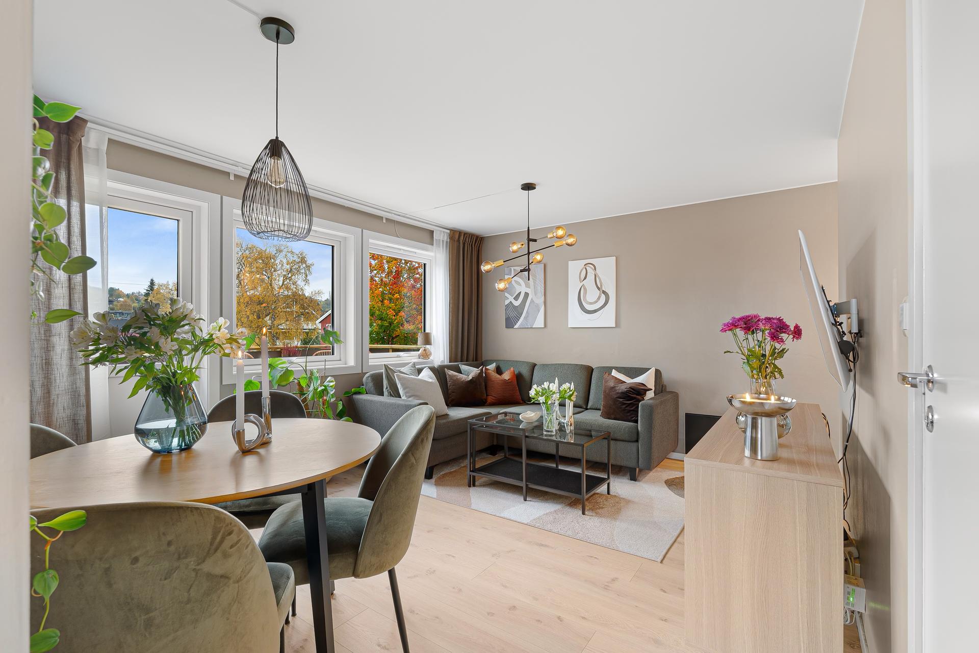 Leiligheten har en romslig stue på 18,9 m² som gjør det enkelt å møblere.. Bilde nummer 2 av 3