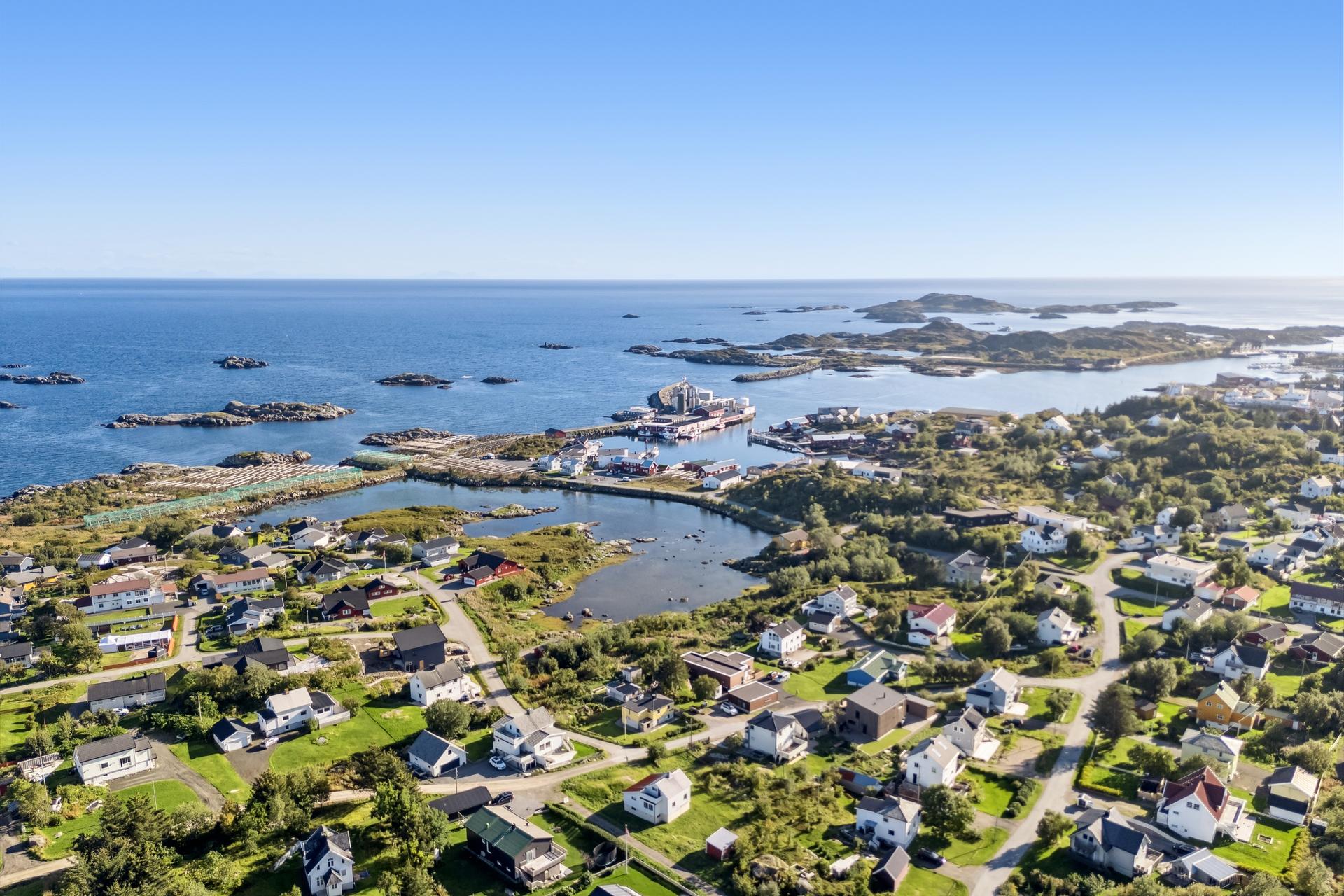 Eneboligen er fra 2019 og er innredet med to hybler i 1. etasje, men disse kan enkelt benyttes som boligens tredje og fjerde soverom.  . Bilde nummer 3 av 3