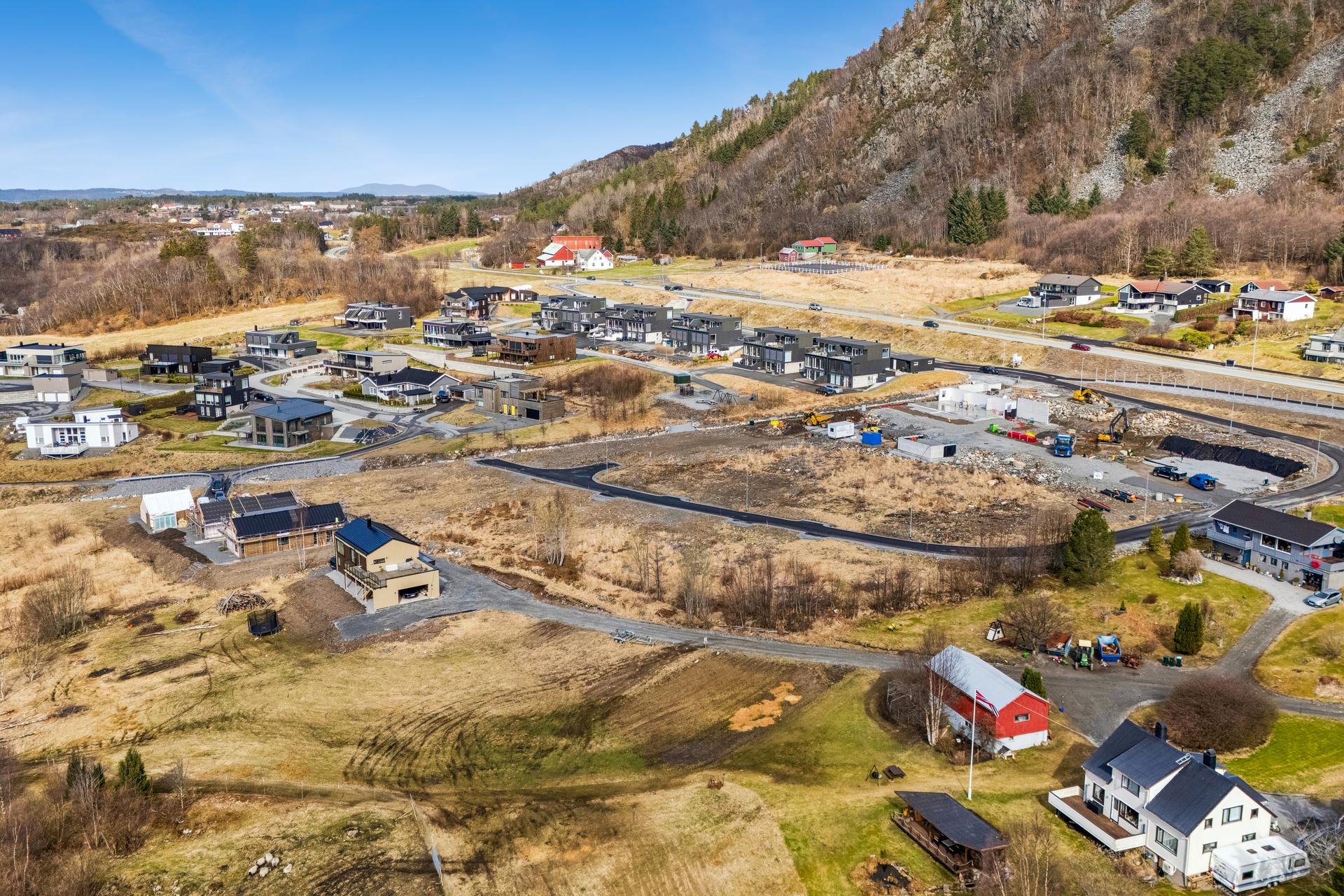 EiendomsMegler 1 har gleden av å presentere Mevoldvegen 70! Foto: EFKT. Bilde nummer 1 av 3