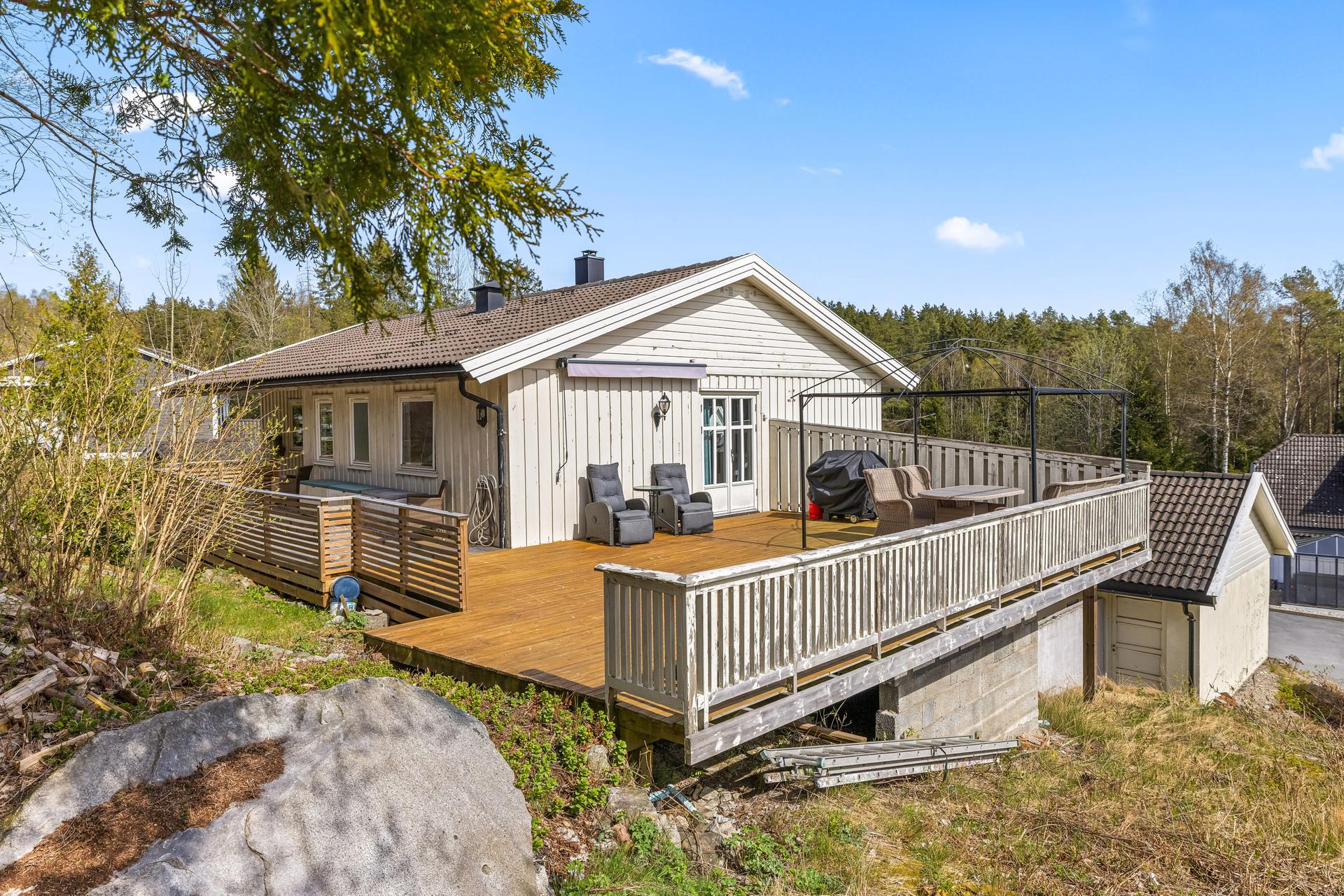 Stor solrik terrasse og fin utsikt i veletablert boligområde. Bilde nummer 1 av 3