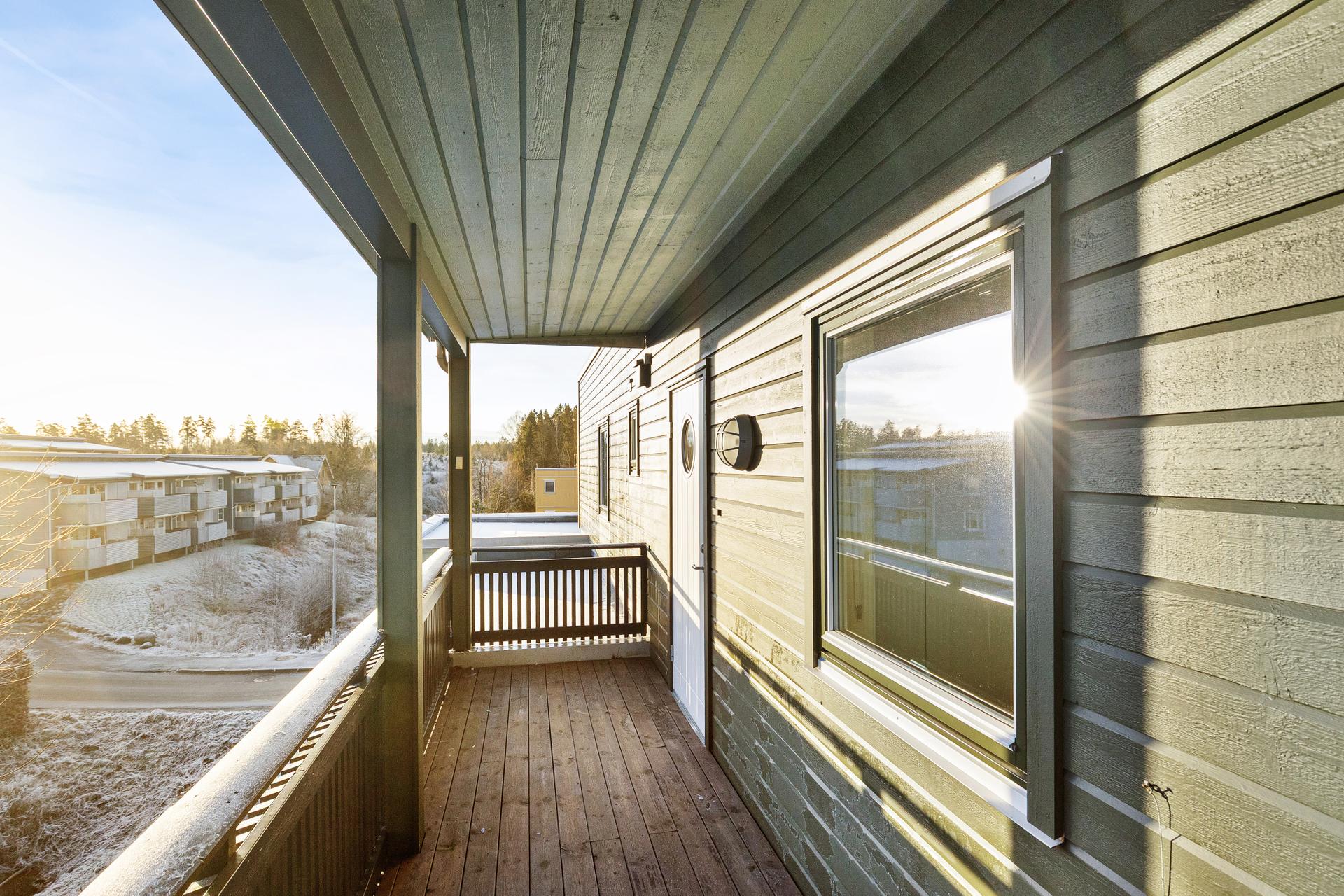 Inngangsparti. Svalgangen mot øst. . Bilde nummer 3 av 3