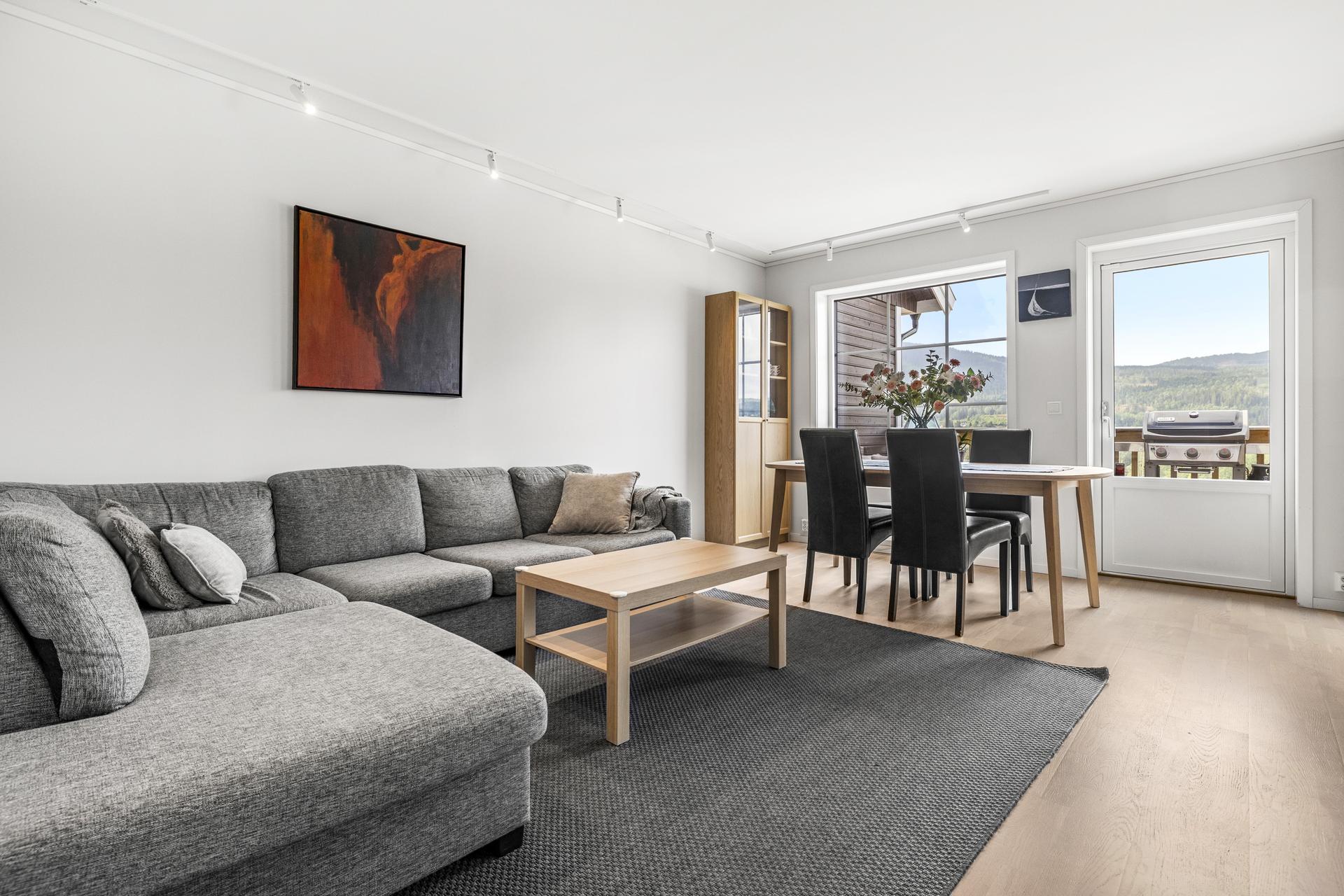 Moderne 5-roms rekkehusleilighet som strekker seg over to effektive plan med lyse, moderne overflater.. Bilde nummer 2 av 3