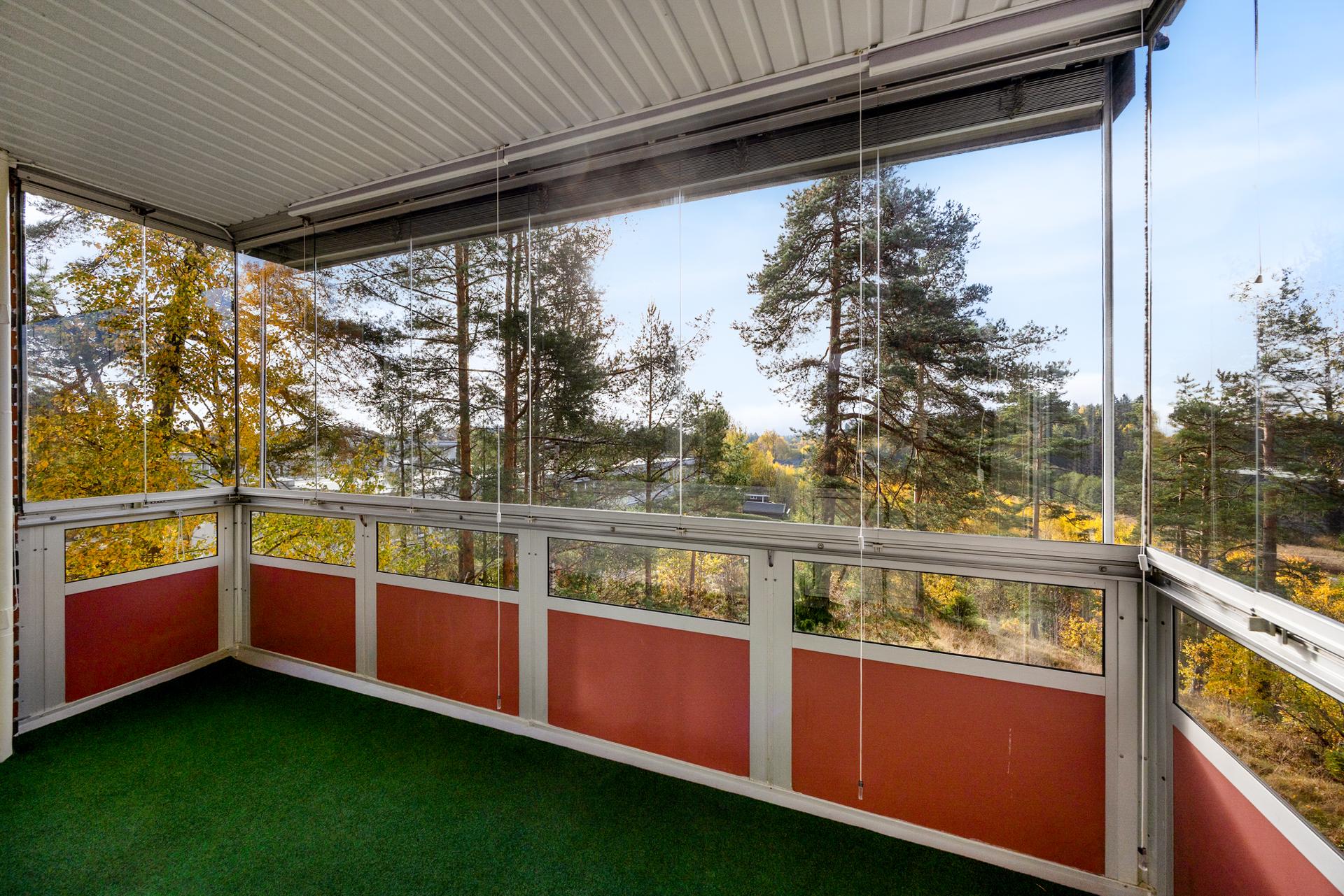 Vegger og skyveelementer i aluminium og glass skjermer godt for vær og vind.. Bilde nummer 3 av 3