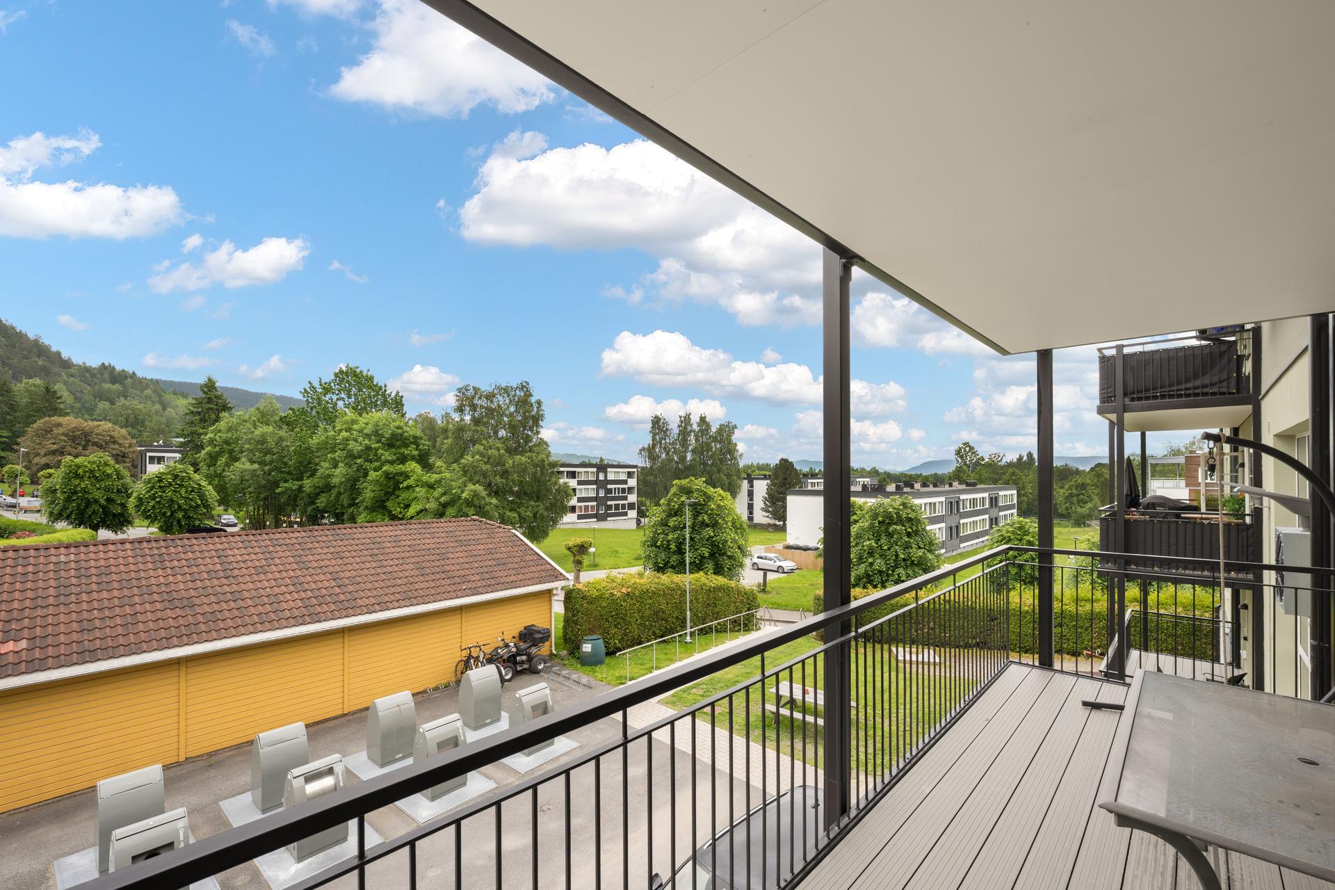 Fra stuen er det utgang til en nybygd terrasse på 11 m². Et herlig uterom bygget i regi av borettslaget i 2025. Enkelt vedlikehold med kompositt terrassebord. Bilde nummer 3 av 3