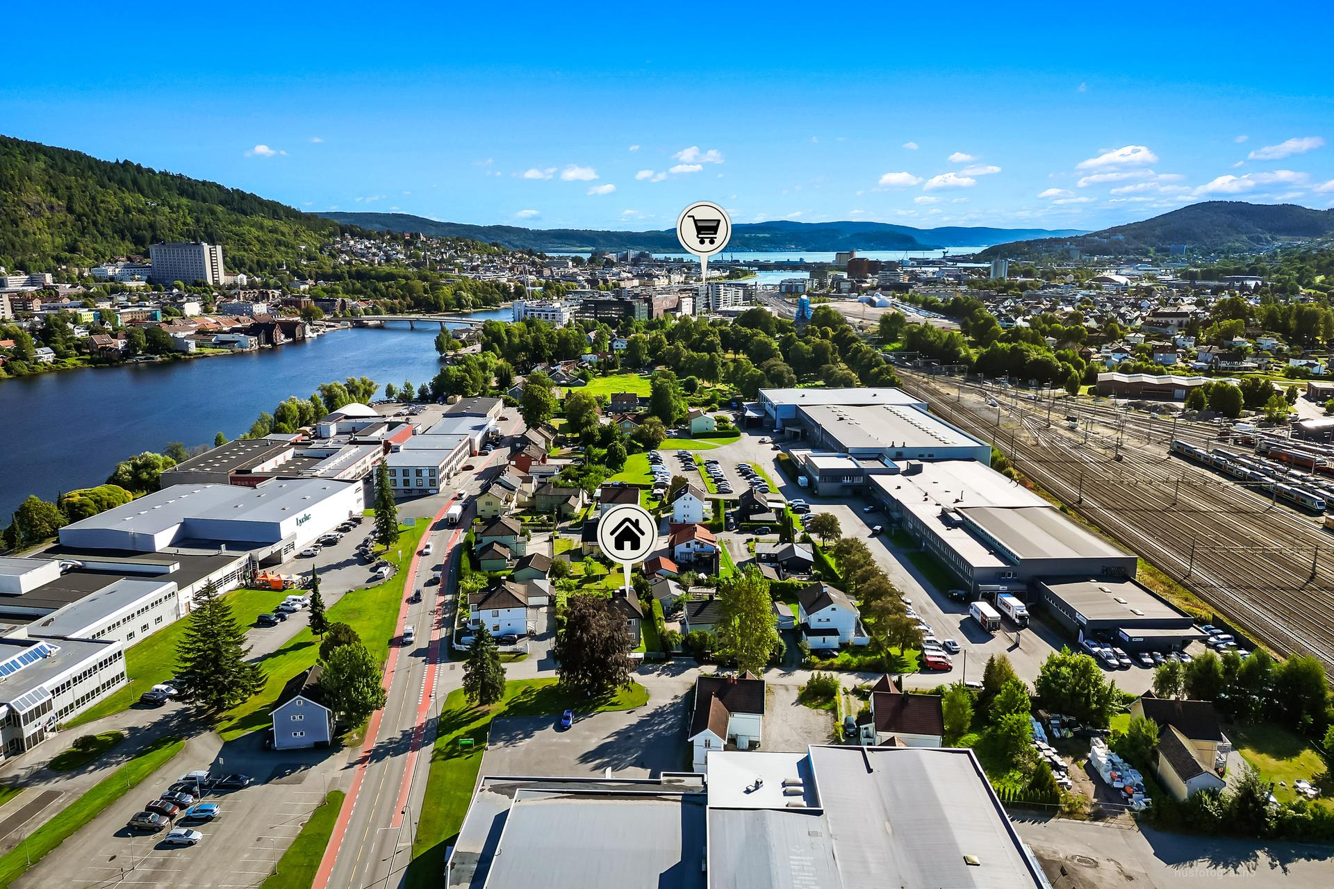 Det er flere dagligvarebutikker i nærheten. Drammen sentrum er kun en kort tur spasertur unna.. Bilde nummer 3 av 3