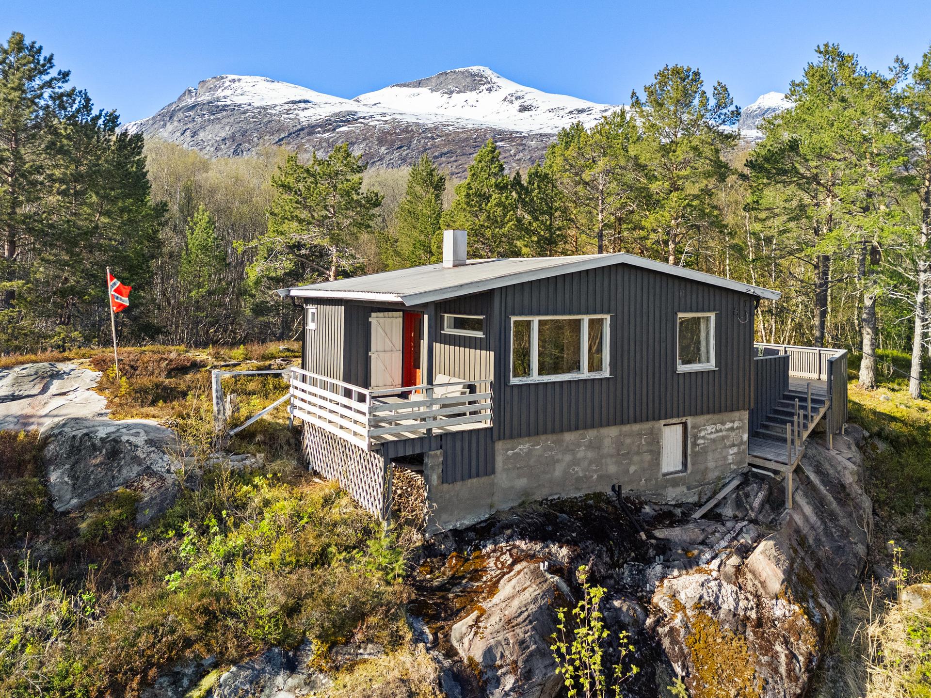 Hytten 2894 ligger på høydedrag med flott utsikt og meget gode lys og solforhold. Nærhet til flotte Mjønesfjellan og Sagelva med strand. . Bilde nummer 3 av 3