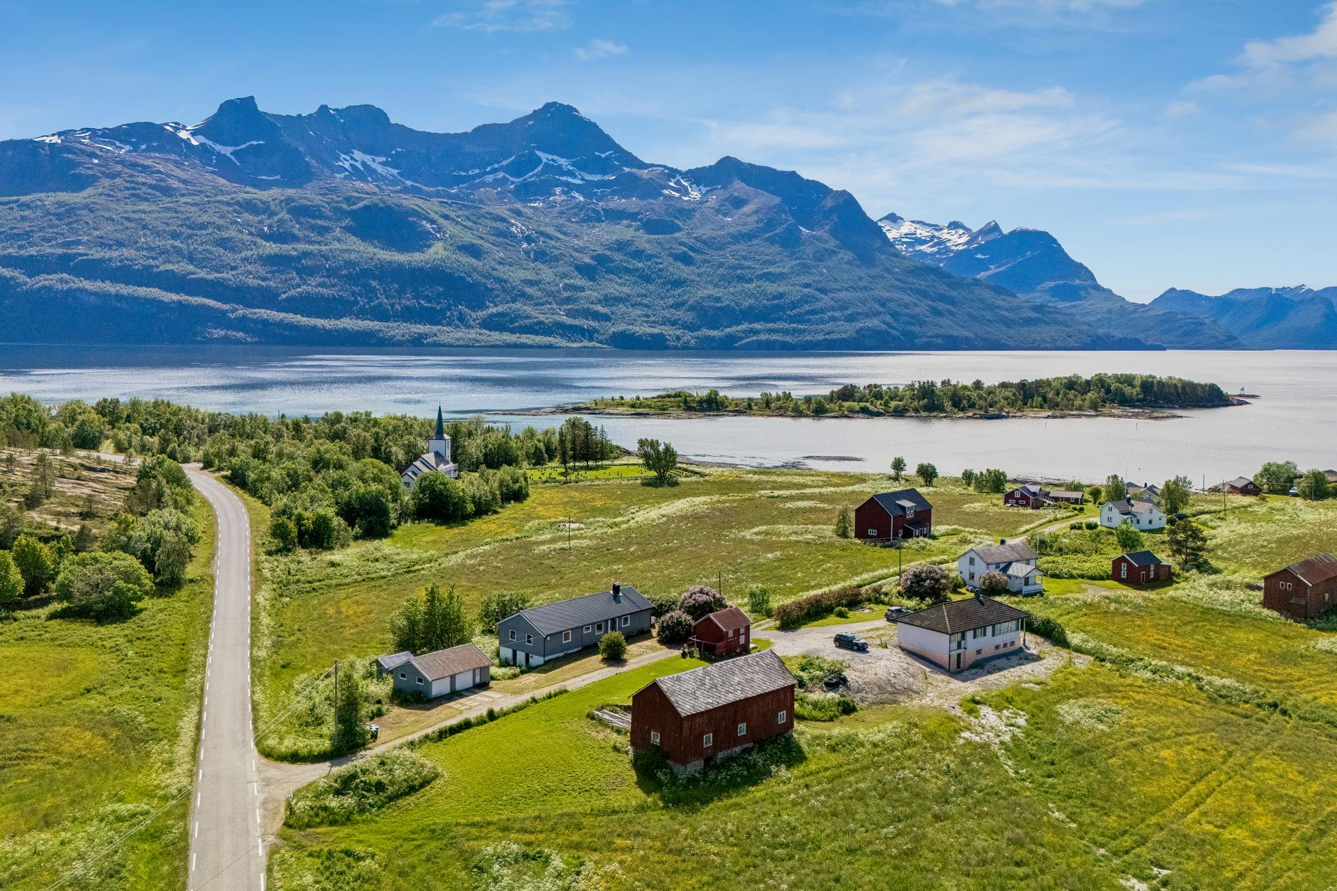 Eiendommen er plassert i et åpent landskap med spredt bebyggelse og nærhet til sjøen.. Bilde nummer 2 av 3