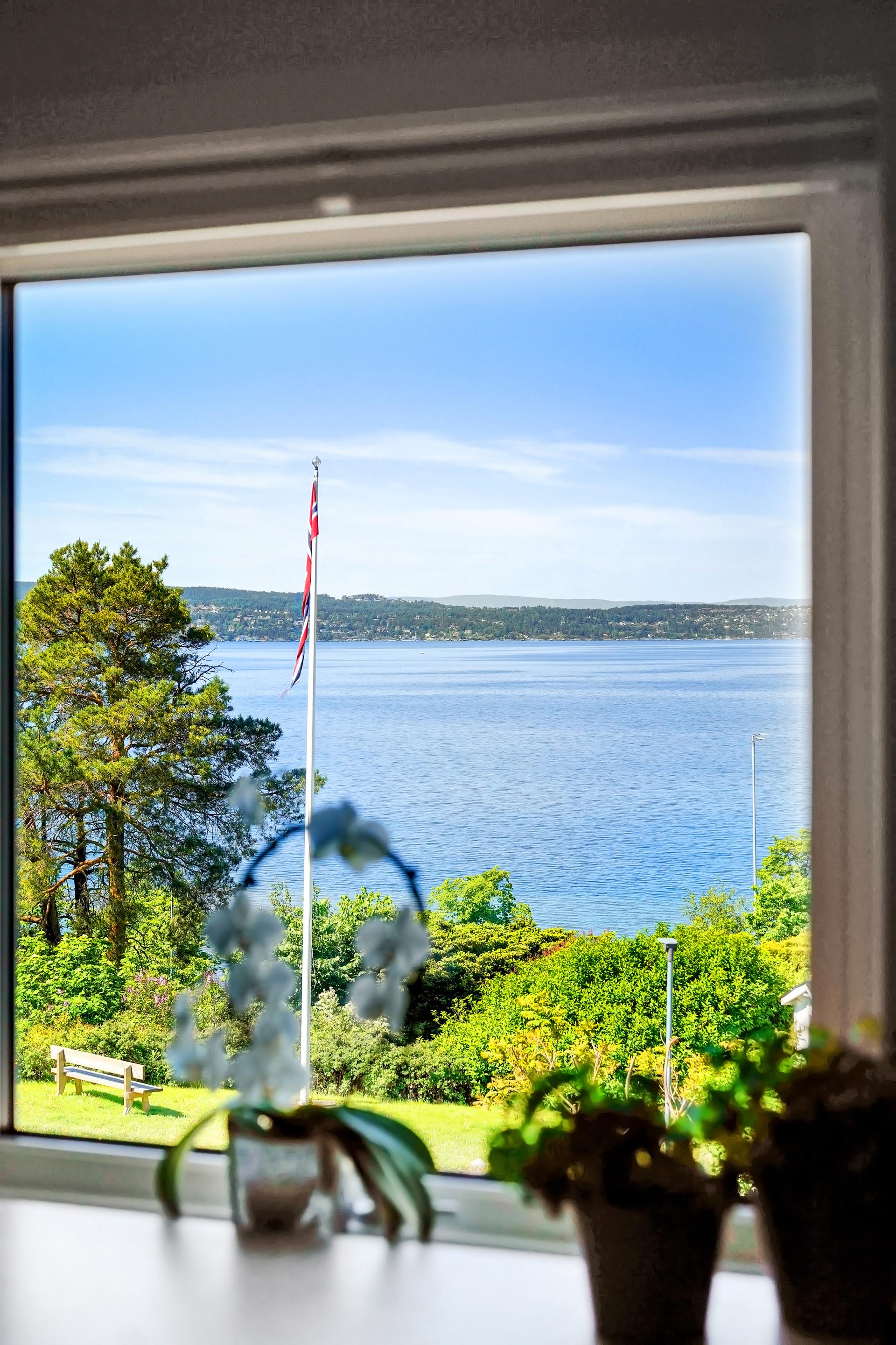 Utsikt mot Oslofjorden fra underetasjen.. Bilde nummer 3 av 3