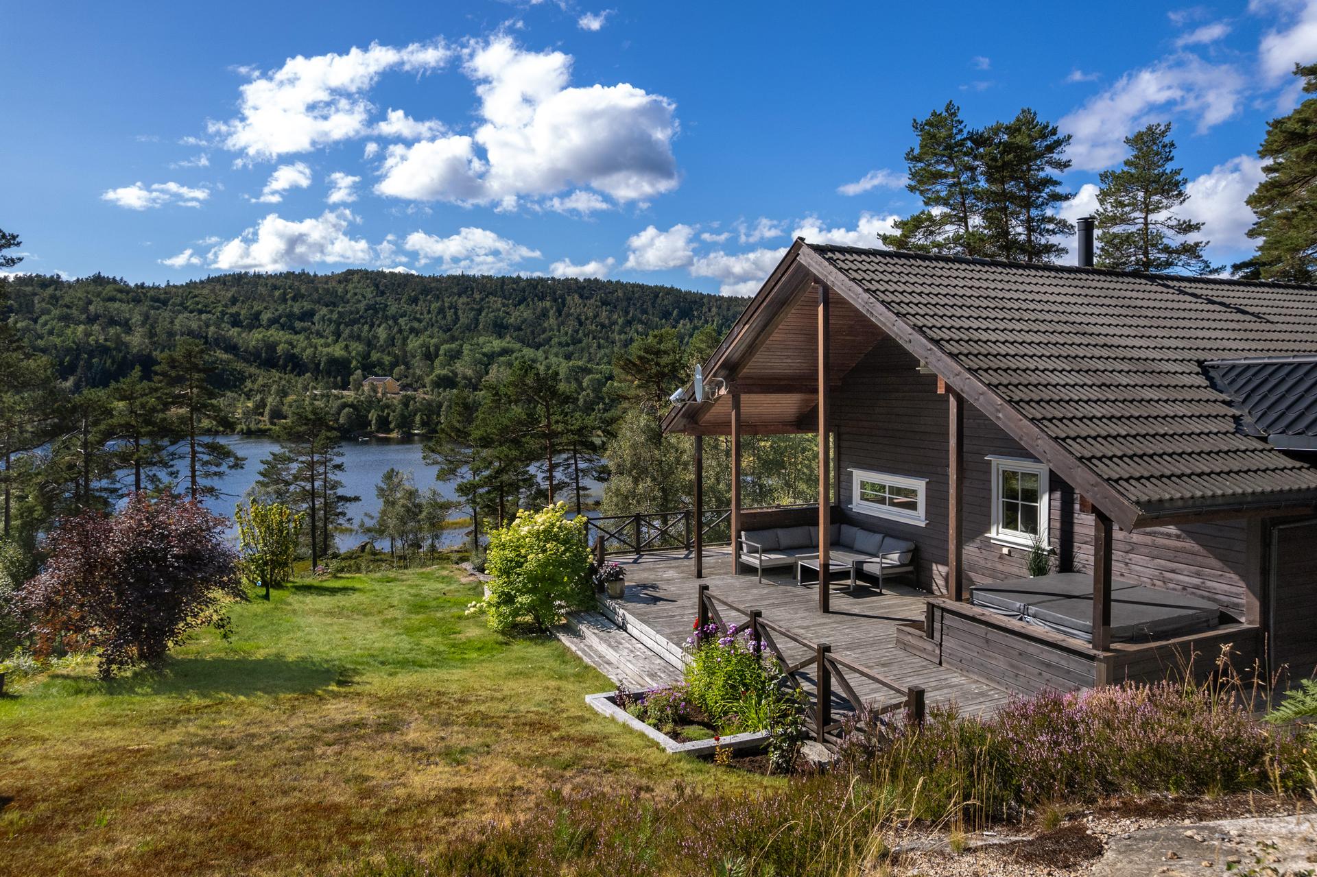 EiendomsMegler1 v/Kjetil Elle har gleden av å presentere Lokaveien 70. Foto: Mirakel Foto AS. Bilde nummer 1 av 3