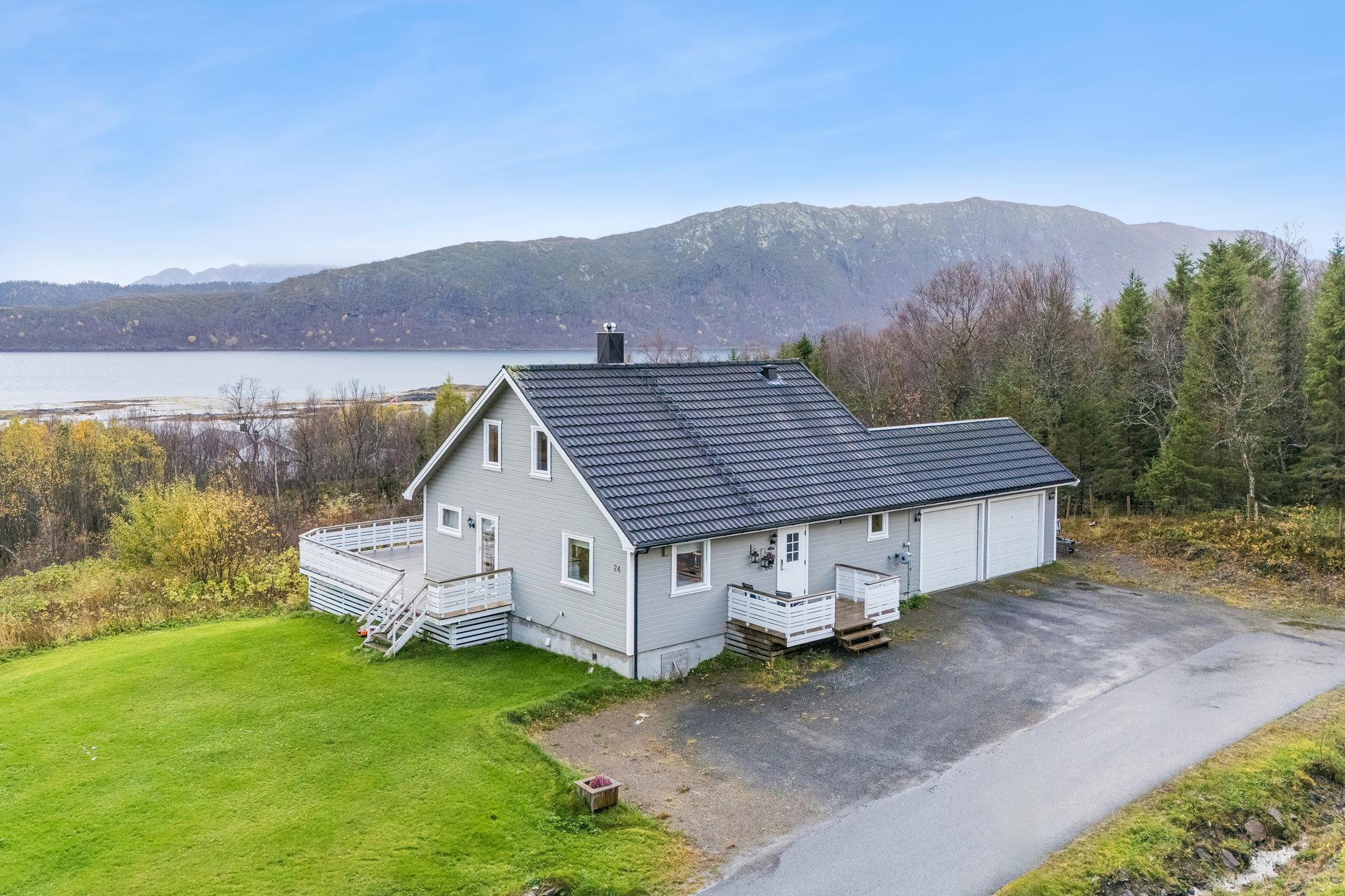 Eiendommen ligger i et rolig og naturskjønt område på Engeløya.. Bilde nummer 2 av 3