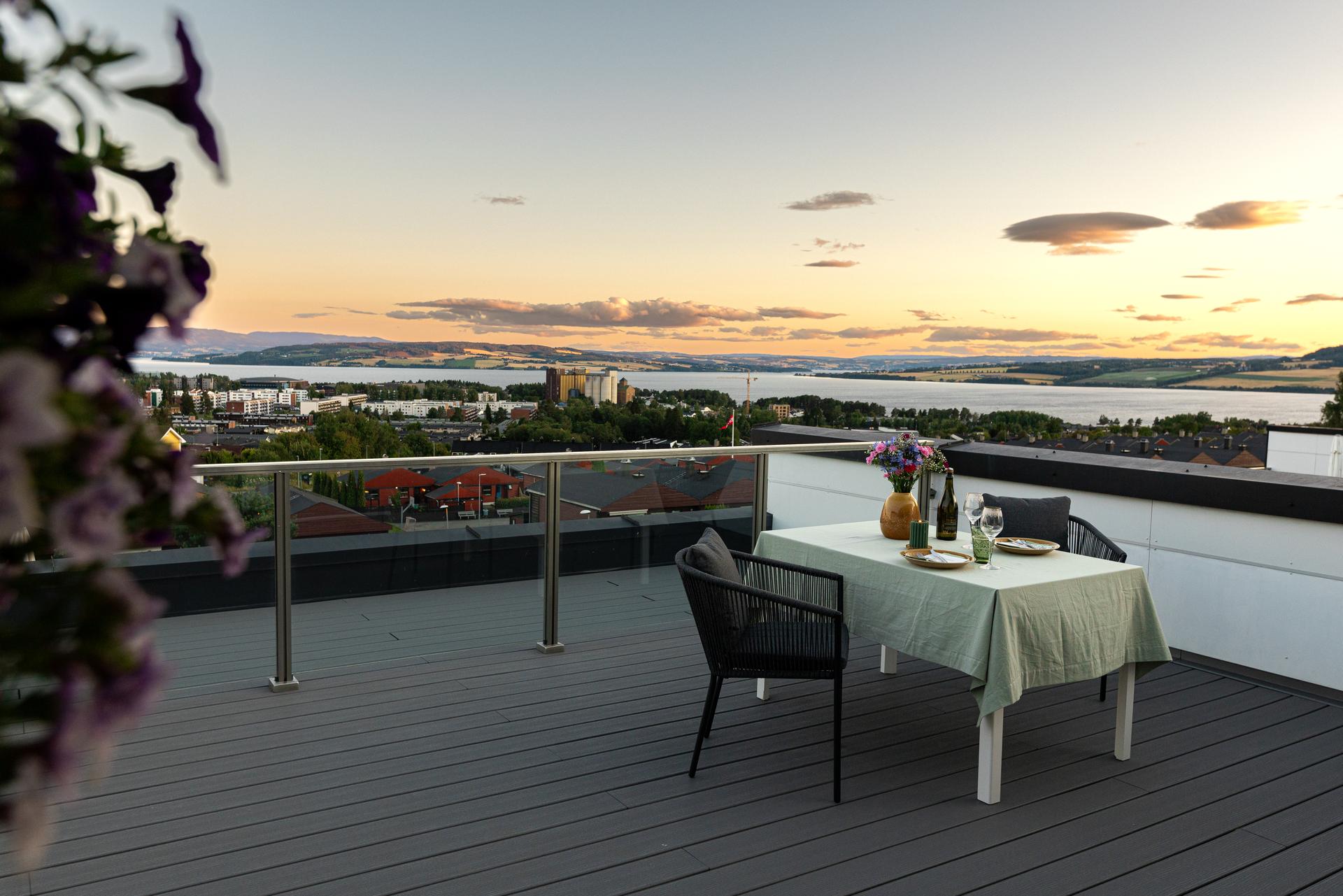 Nydelig utsikt utover Hamar og Mjøsa. Her har du fantastiske solnedganger. . Bilde nummer 2 av 3
