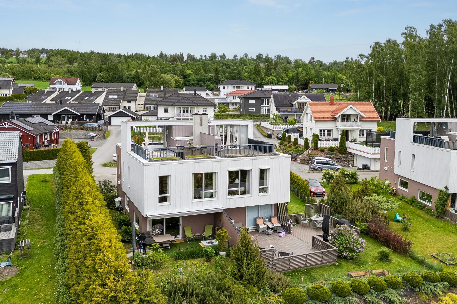 Moderne arkitektur over 2 plan og flott takterrasse. . Bilde nummer 2 av 3