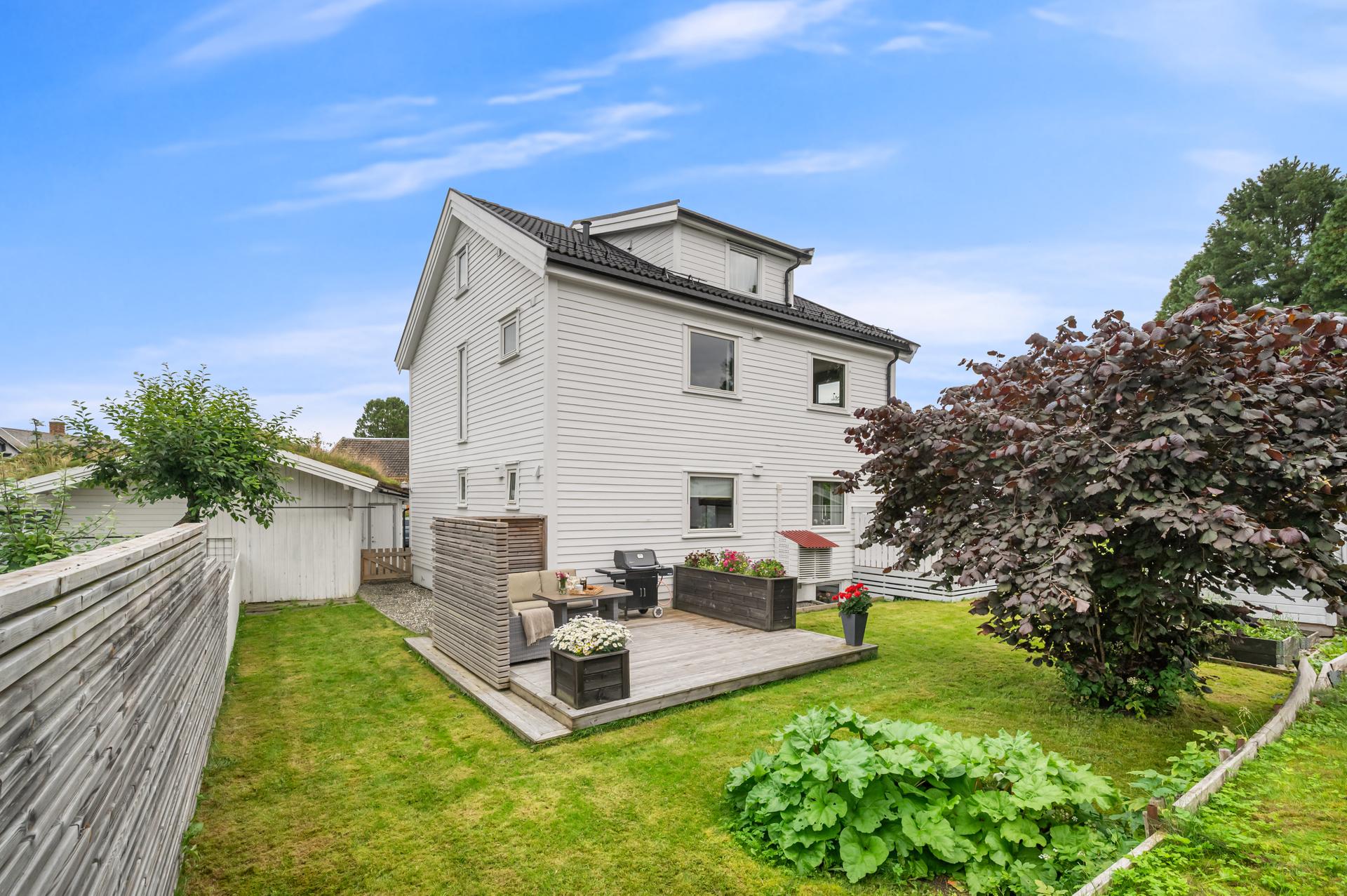 Velkommen til Engvegen 8! En herlig og velholdt 1/2-part av tomannsbolig i en rolig gate på Brøset. Boligen ligger i 2. etasje + loft. Foto: Jens Martin Nervik (Krogstad&Nervik).. Bilde nummer 1 av 3