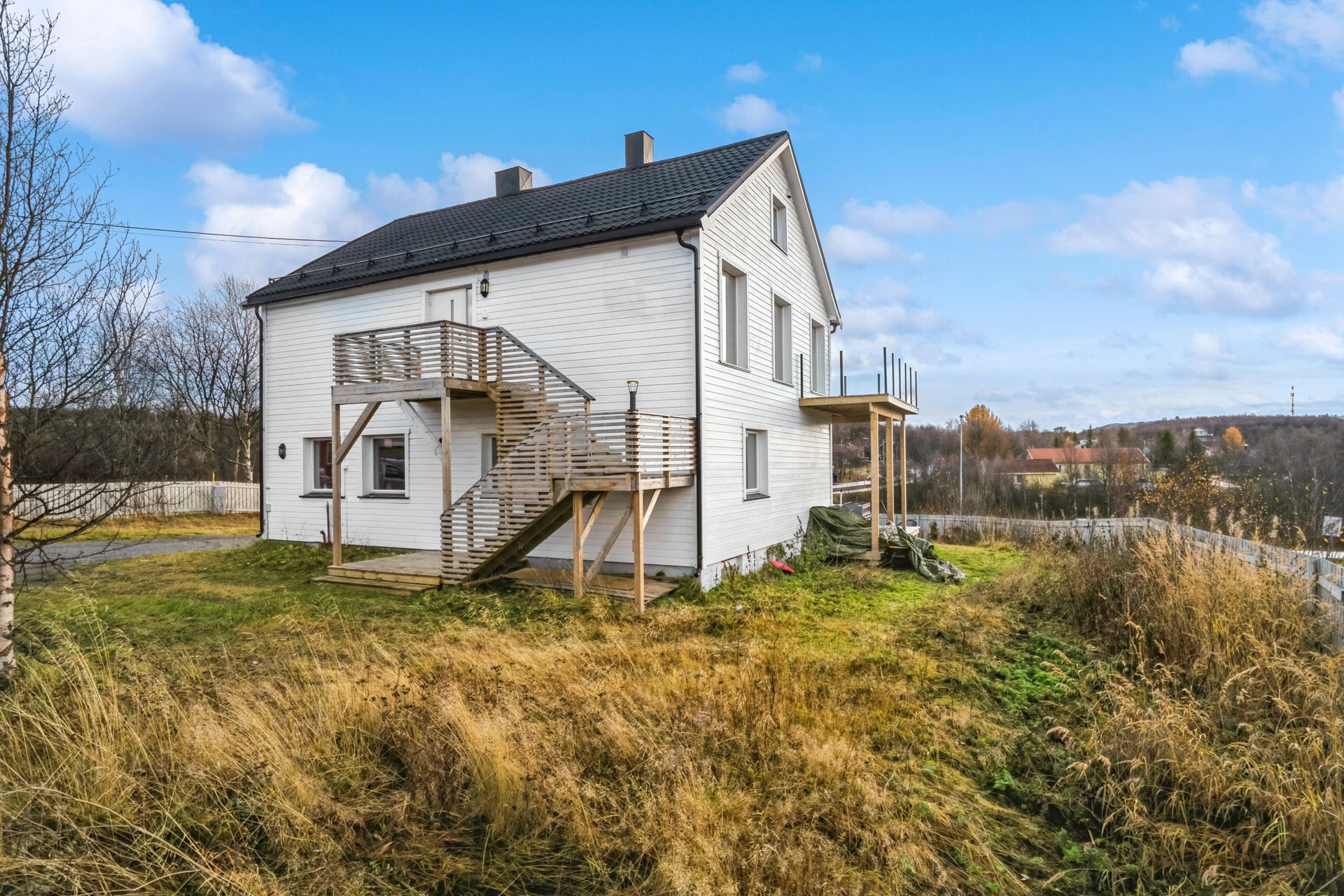 Adkomst til leiligheten via utvendig trapp. Bilde nummer 3 av 3